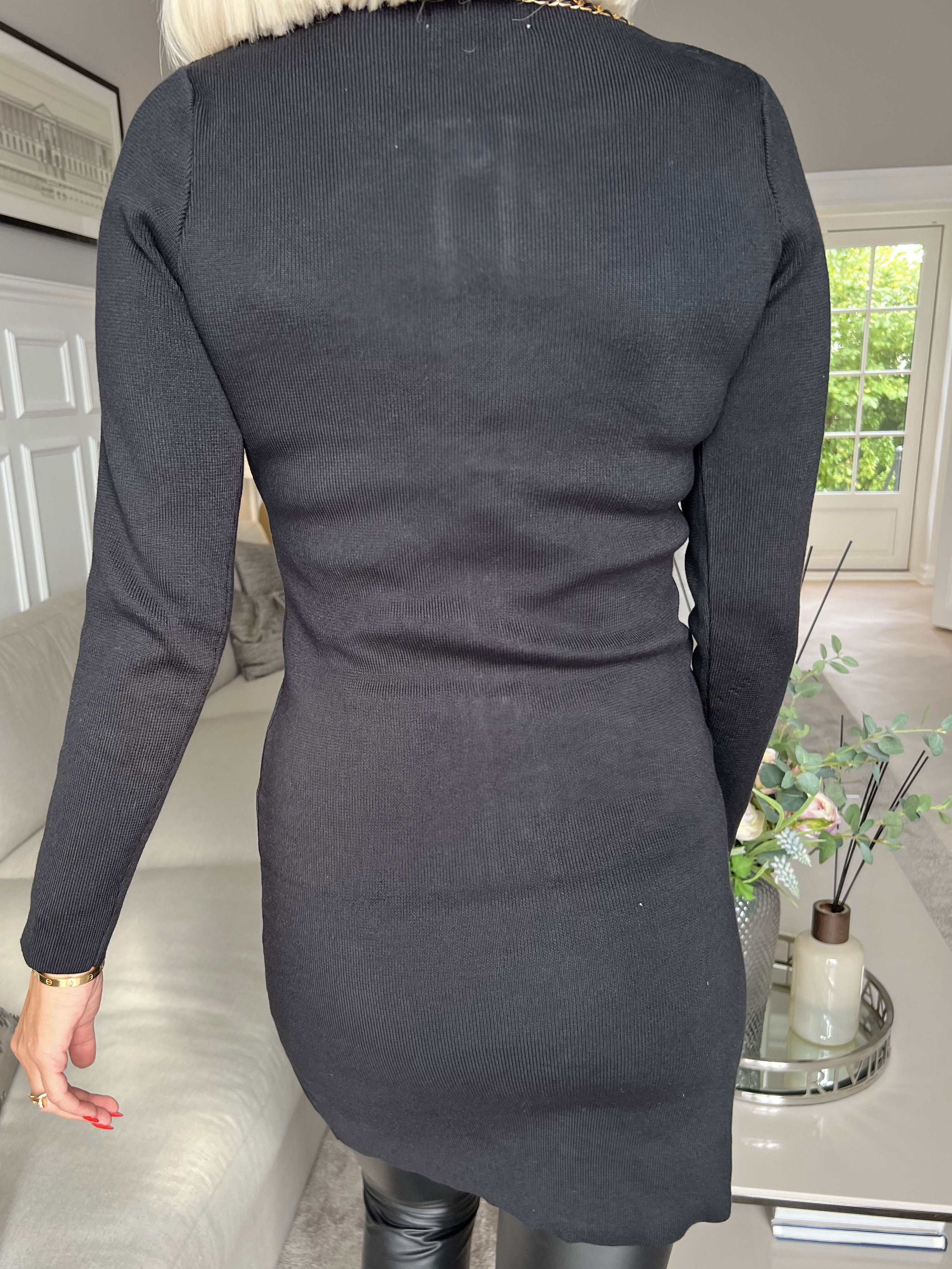 Salma - Tætsiddende kjole med guldknapper og kædedetaljer