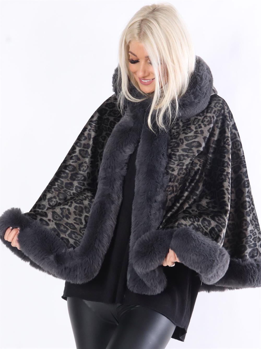 Samantha - Blød poncho i leopardprint med sort fake fur