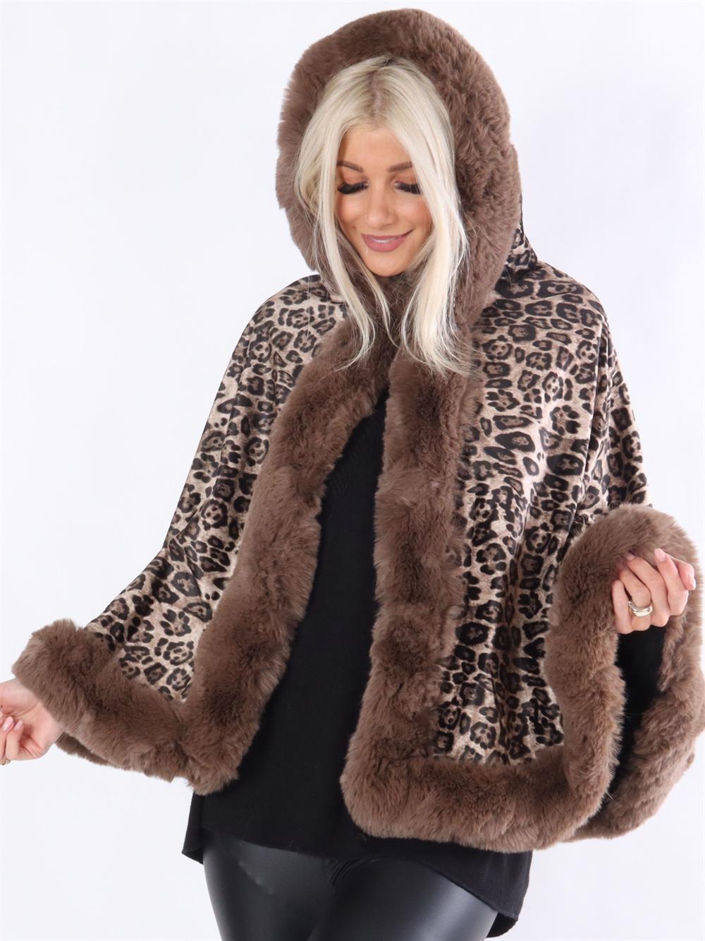 Samantha - Blød poncho i leopardprint med sort fake fur