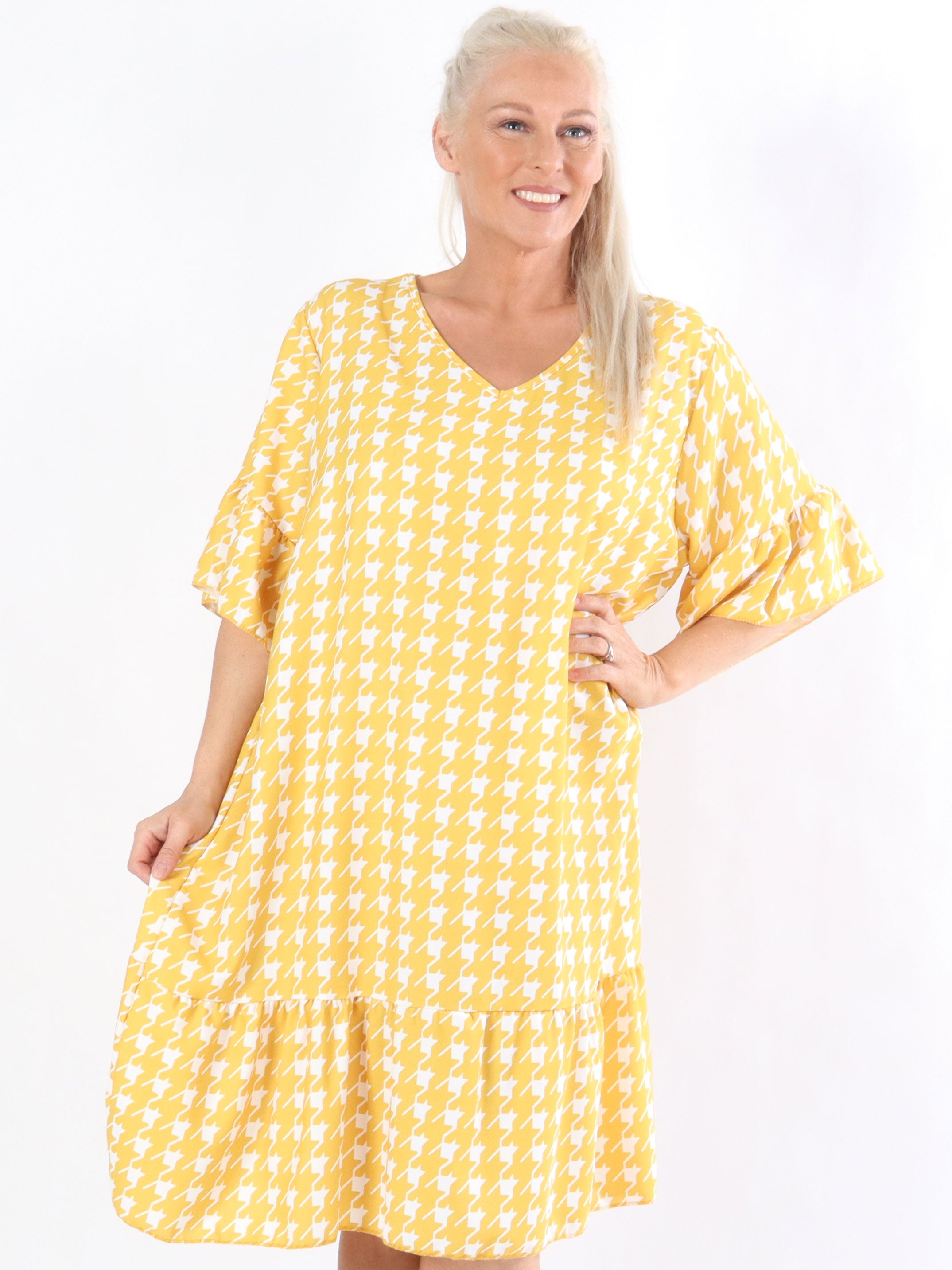 Samantha - Ternet kjole med flæsekant på ærmet