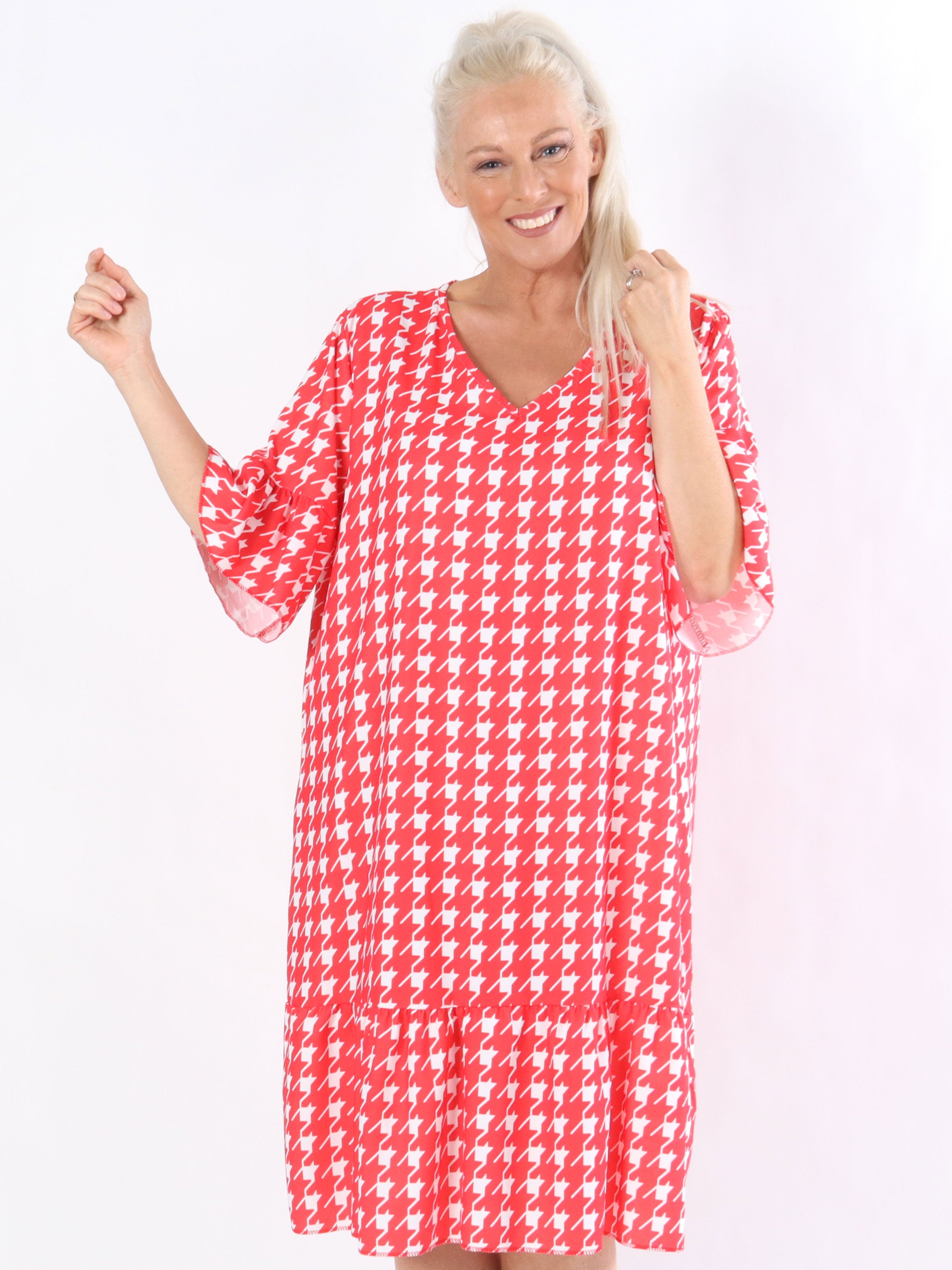 Samantha - Ternet kjole med flæsekant på ærmet