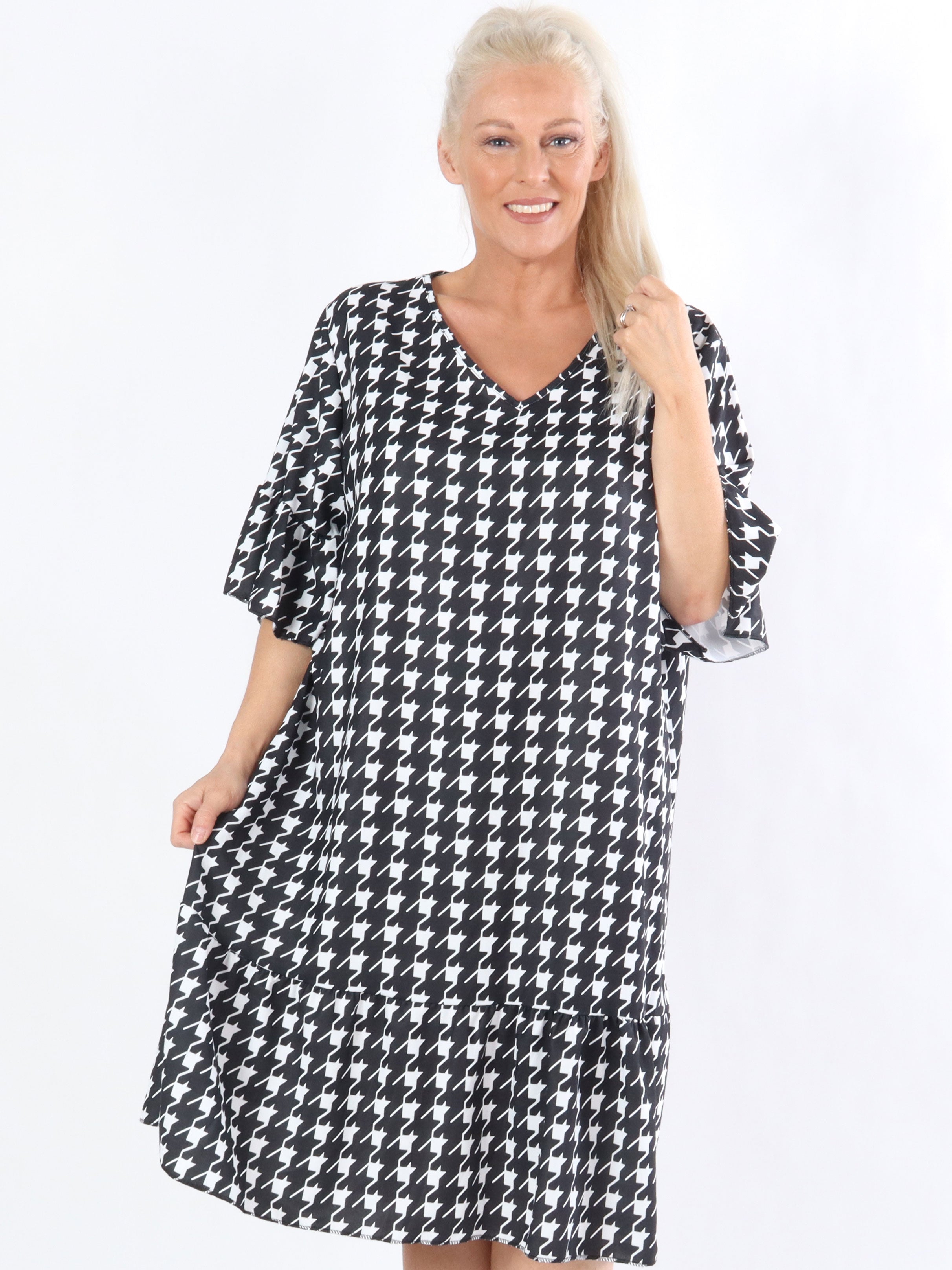 Samantha - Ternet kjole med flæsekant på ærmet