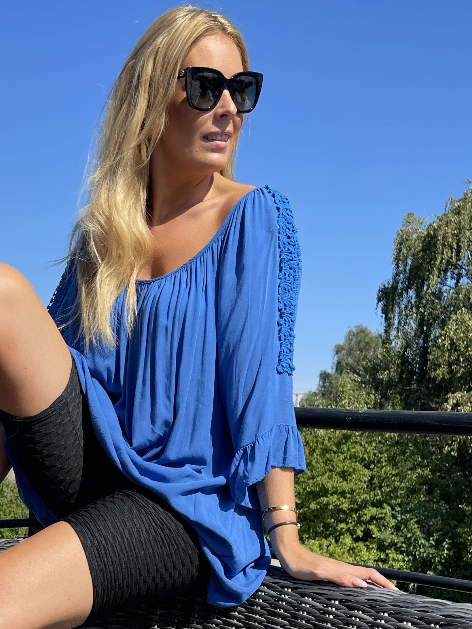 Samara - Sød løs tunika med broderinger på ærmerne