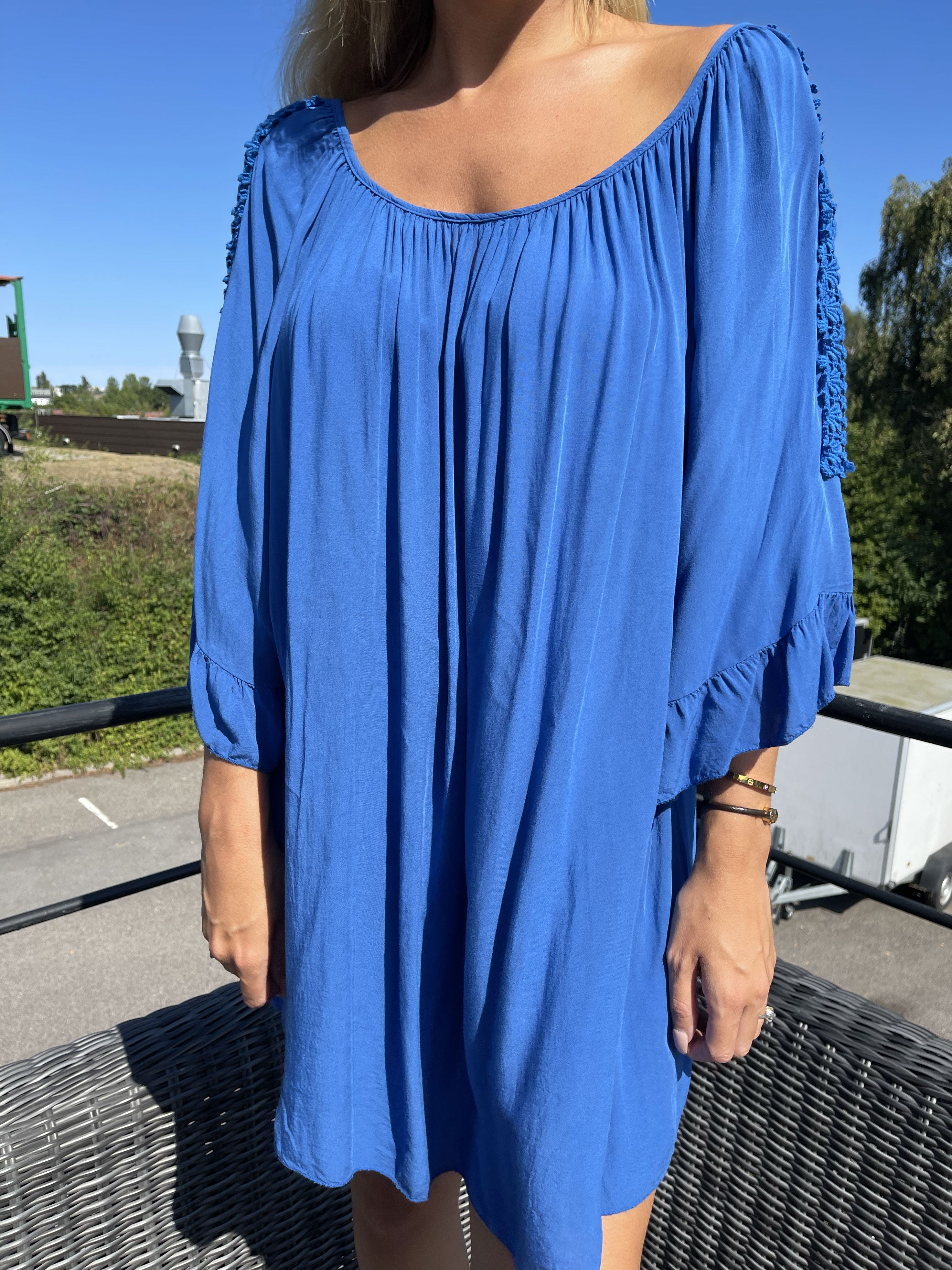 Samara - Sød løs tunika med broderinger på ærmerne