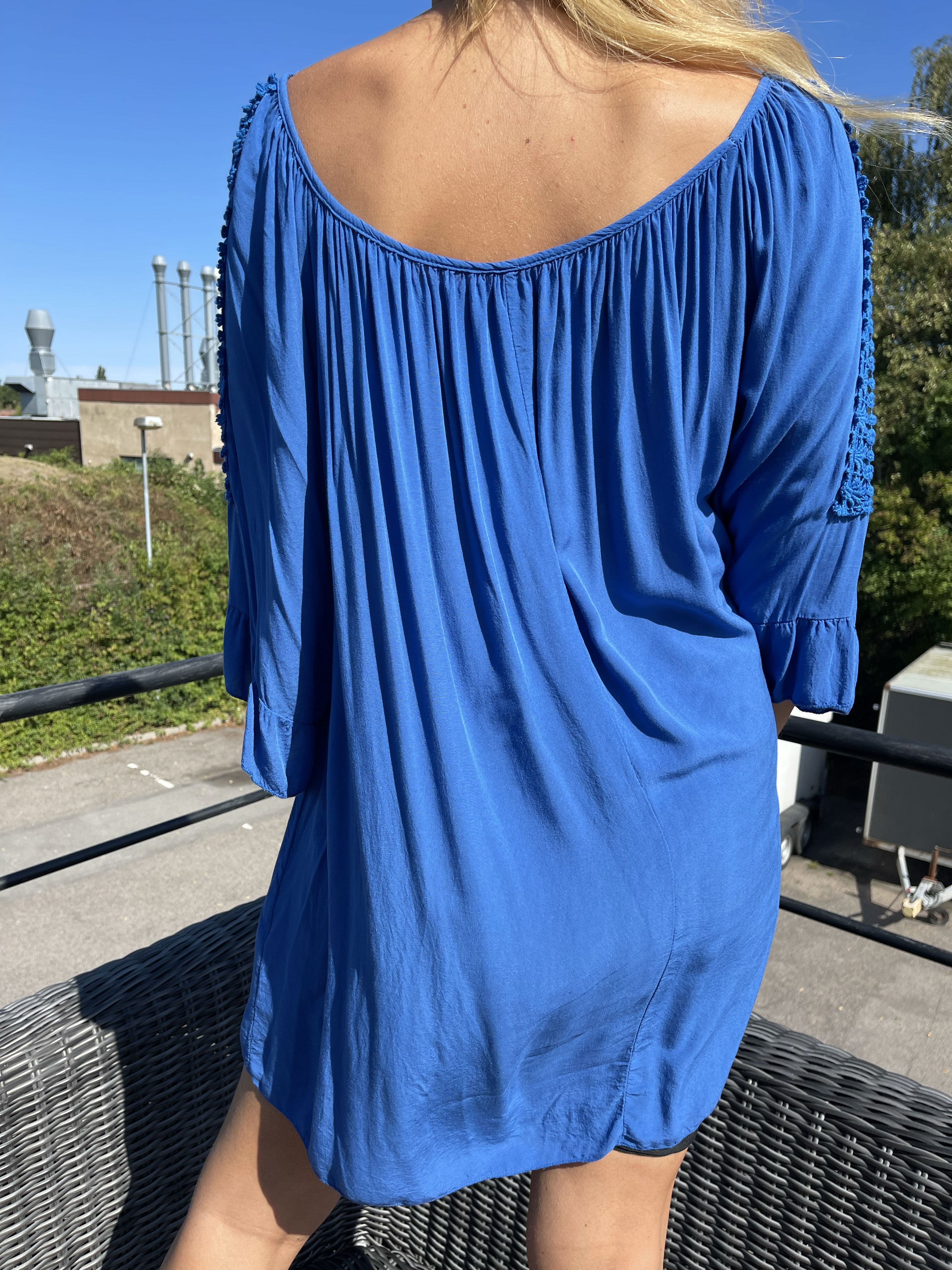 Samara - Sød løs tunika med broderinger på ærmerne