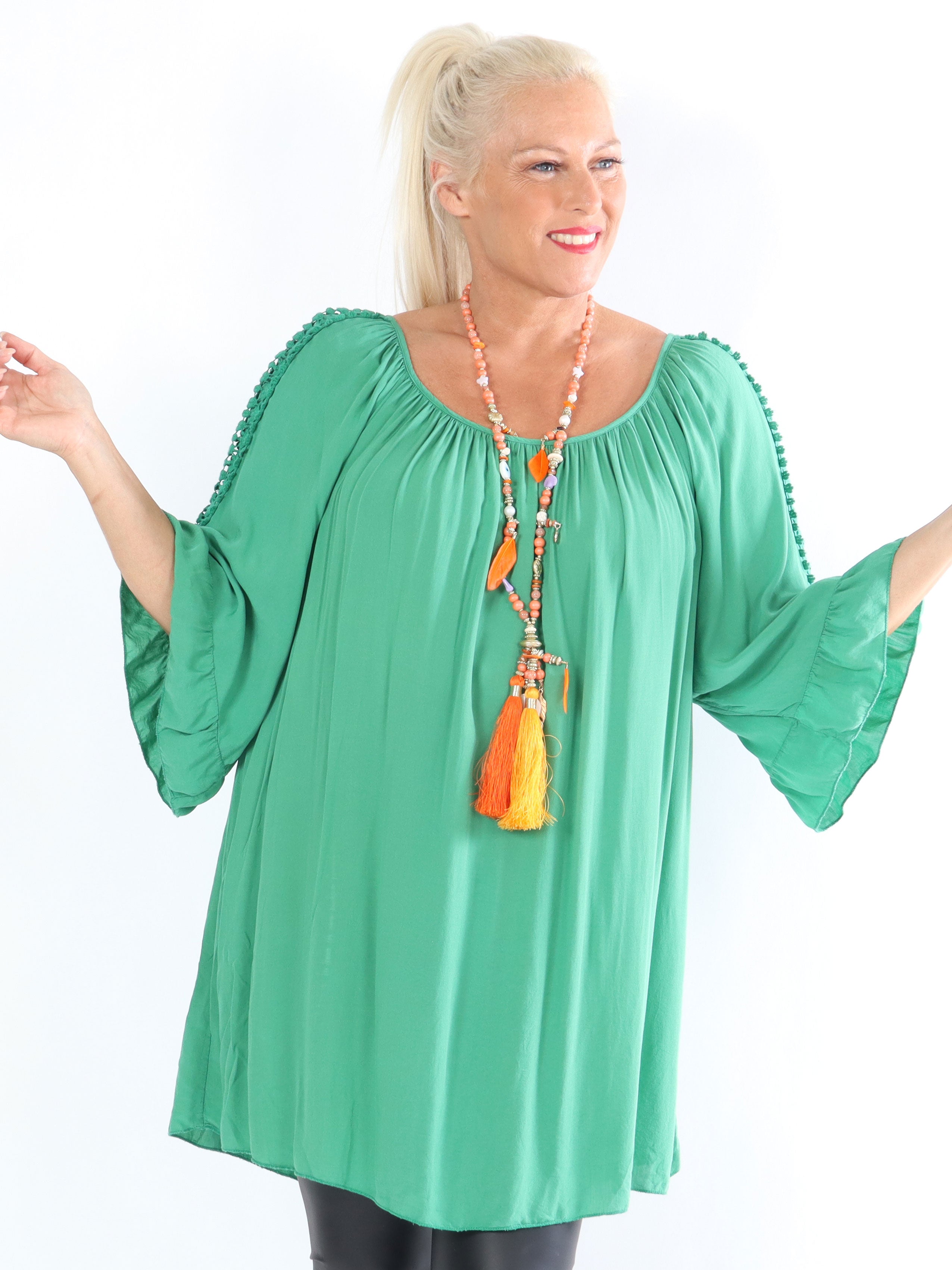 Samara - Plus size tunika med søde broderinger på ærmerne