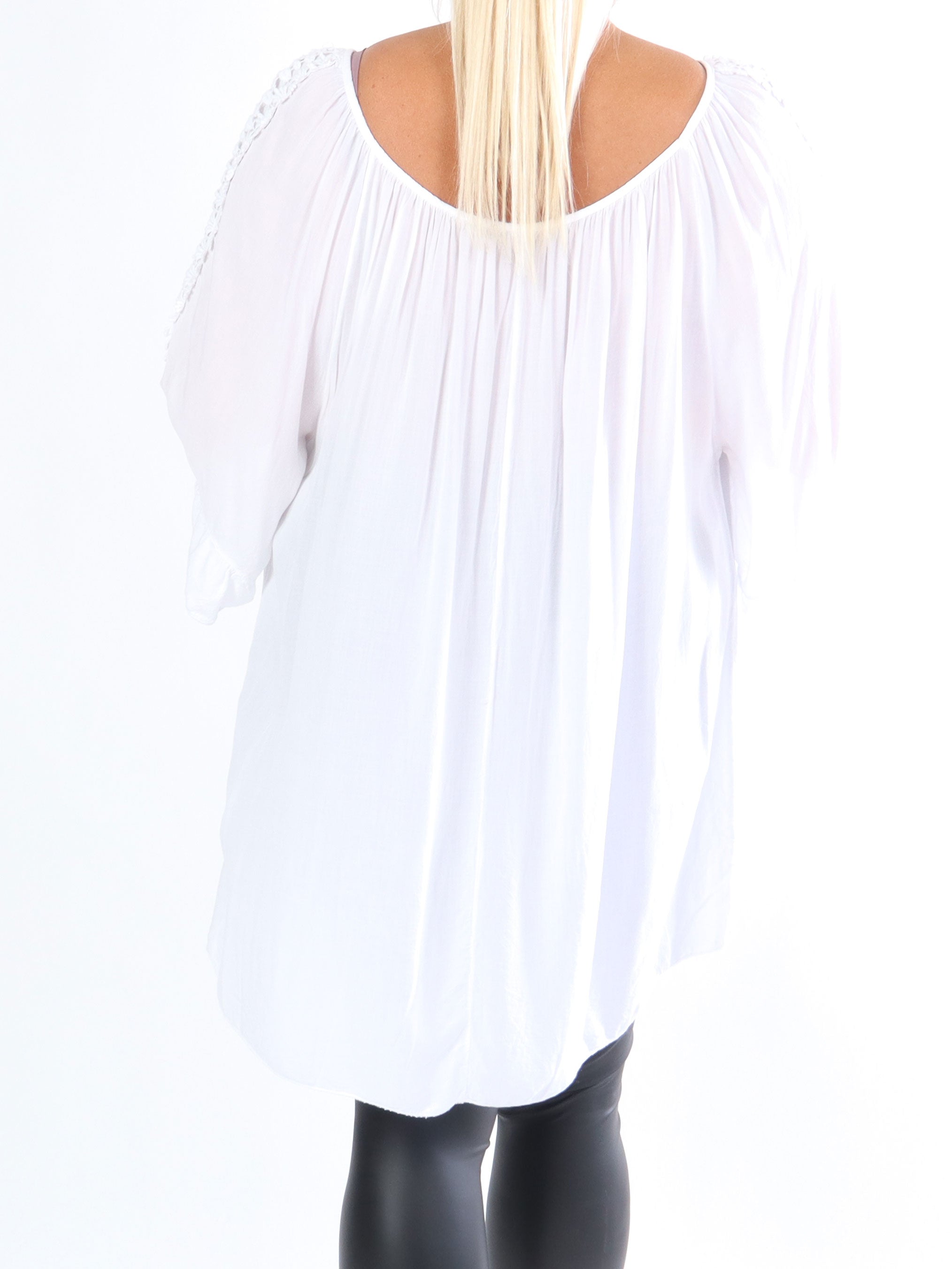 Samara - Plus size tunika med søde broderinger på ærmerne