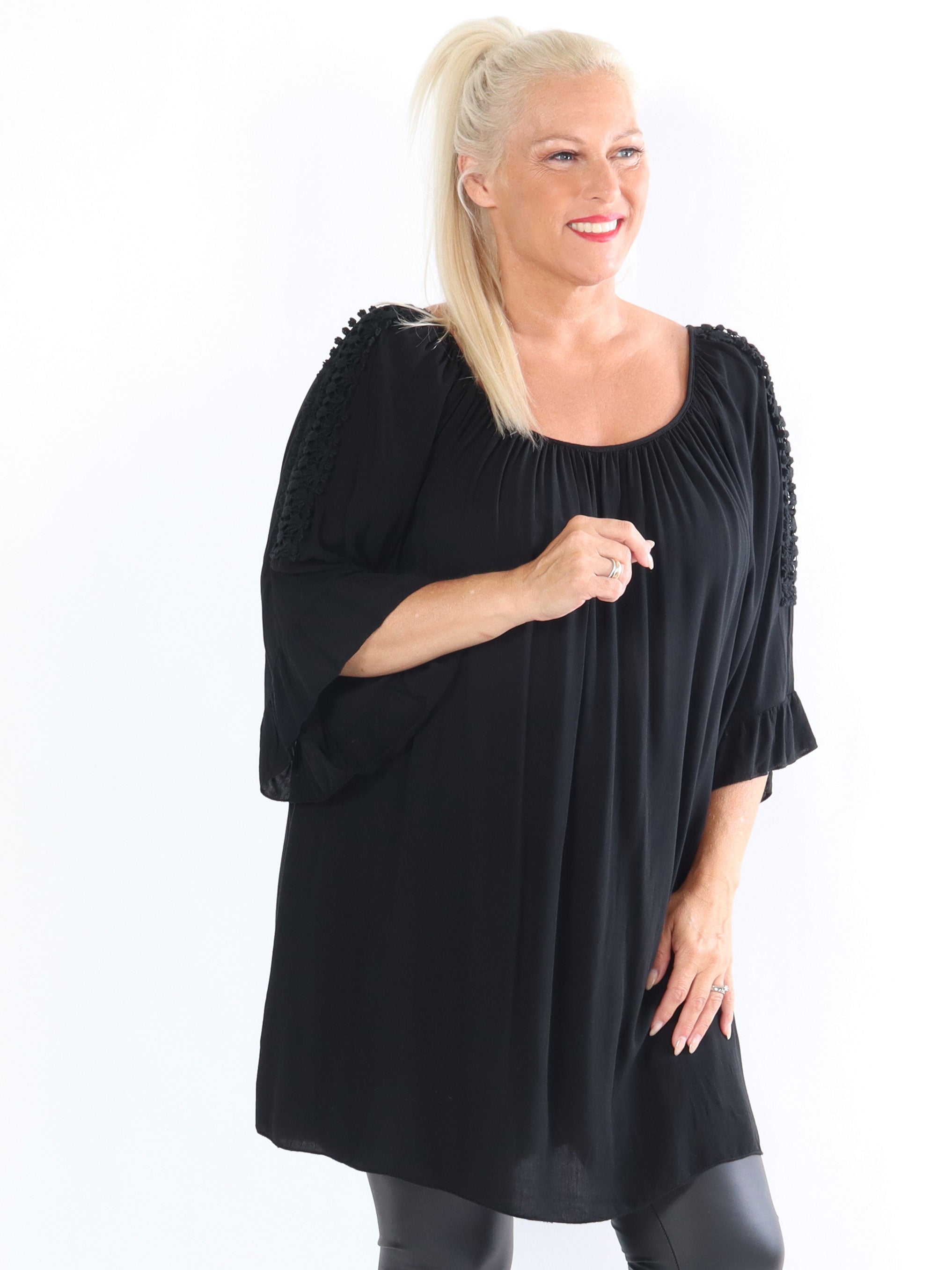 Samara - Plus size tunika med søde broderinger på ærmerne