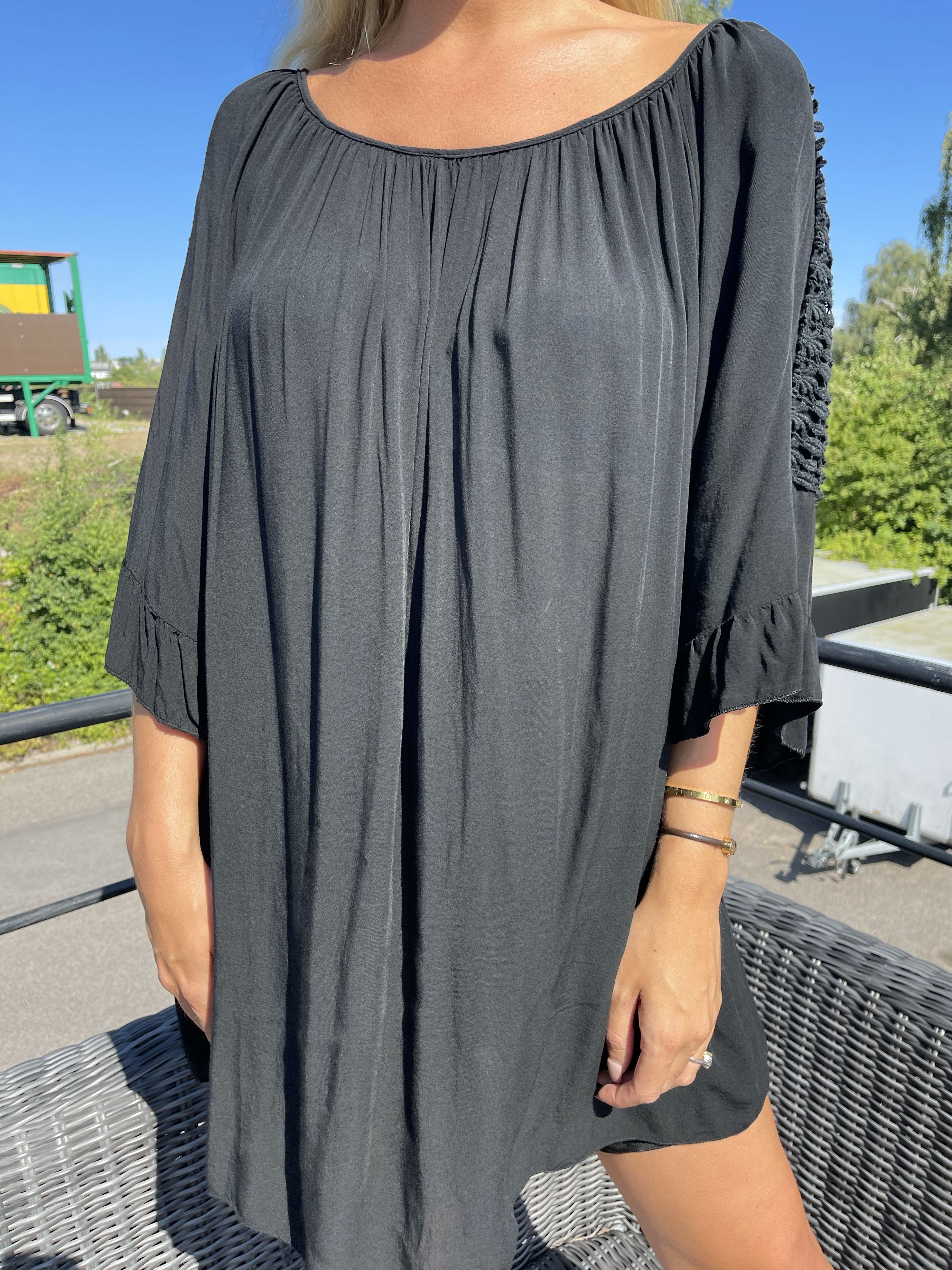 Samara - Sød løs tunika med broderinger på ærmerne