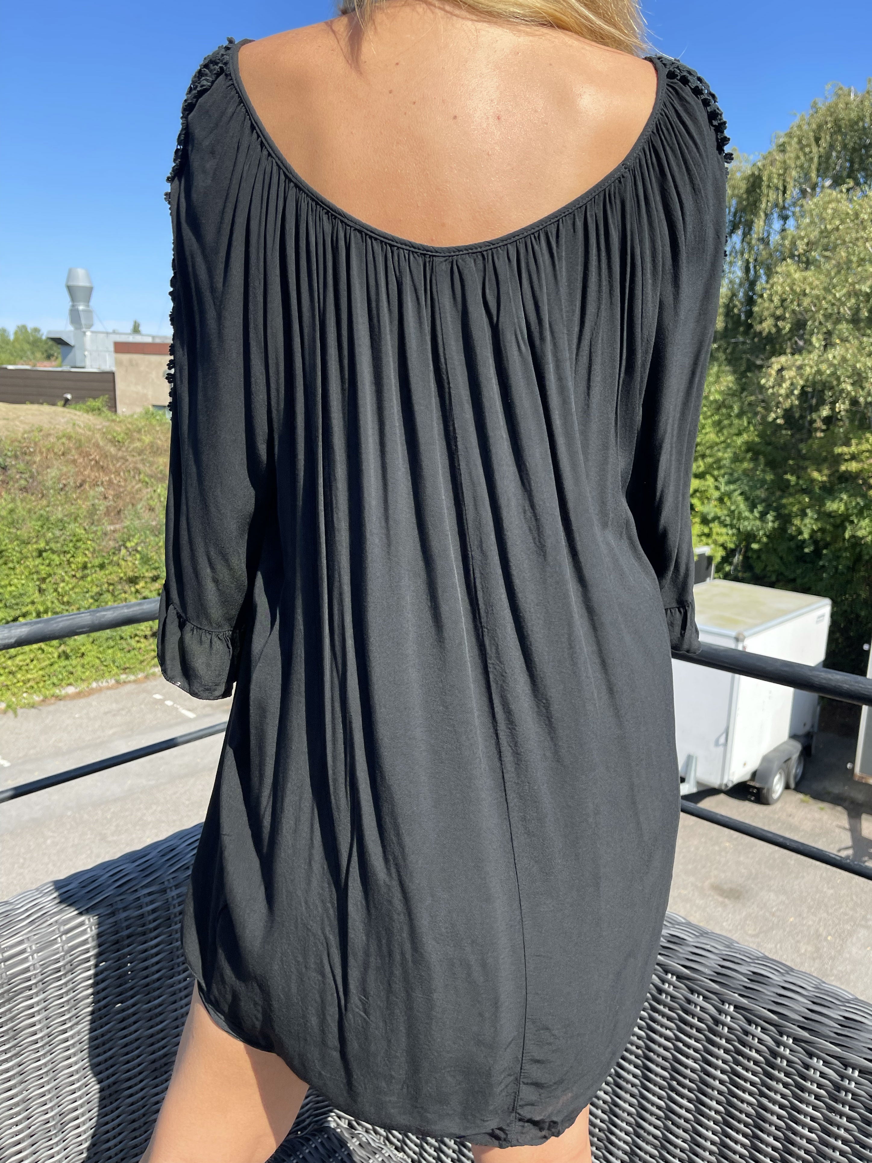 Samara - Sød løs tunika med broderinger på ærmerne