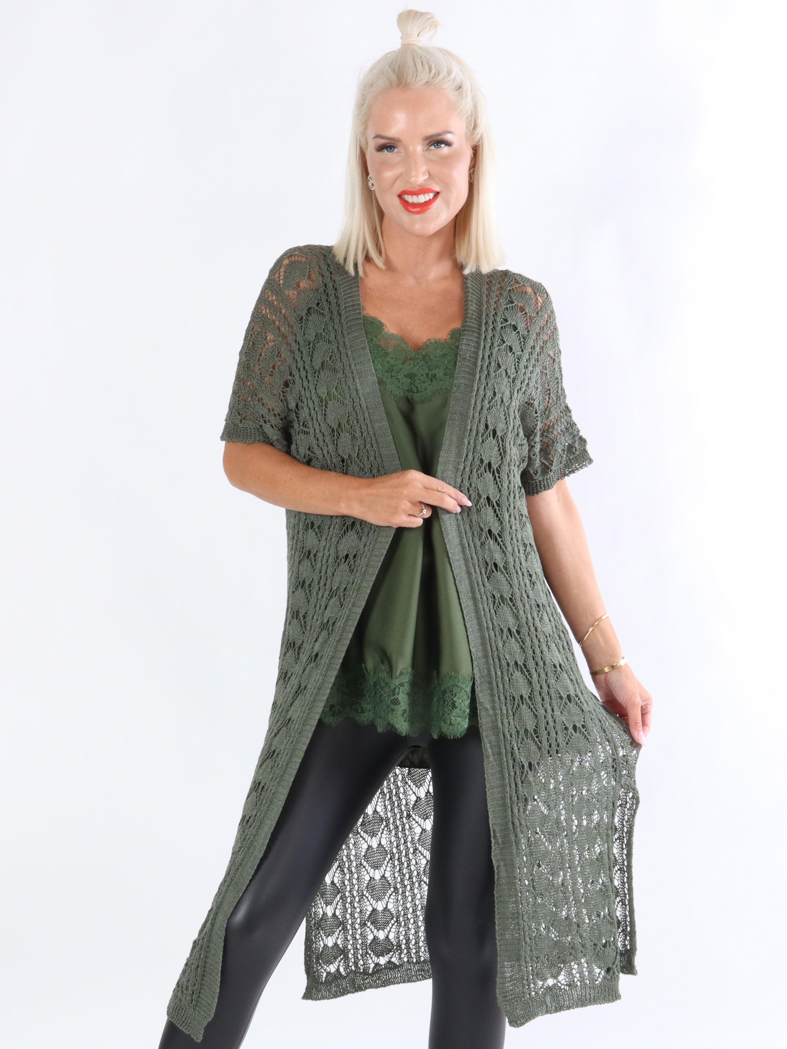 Sandra - Armygrøn strikcardigan med mønster af huller og korte ærmer