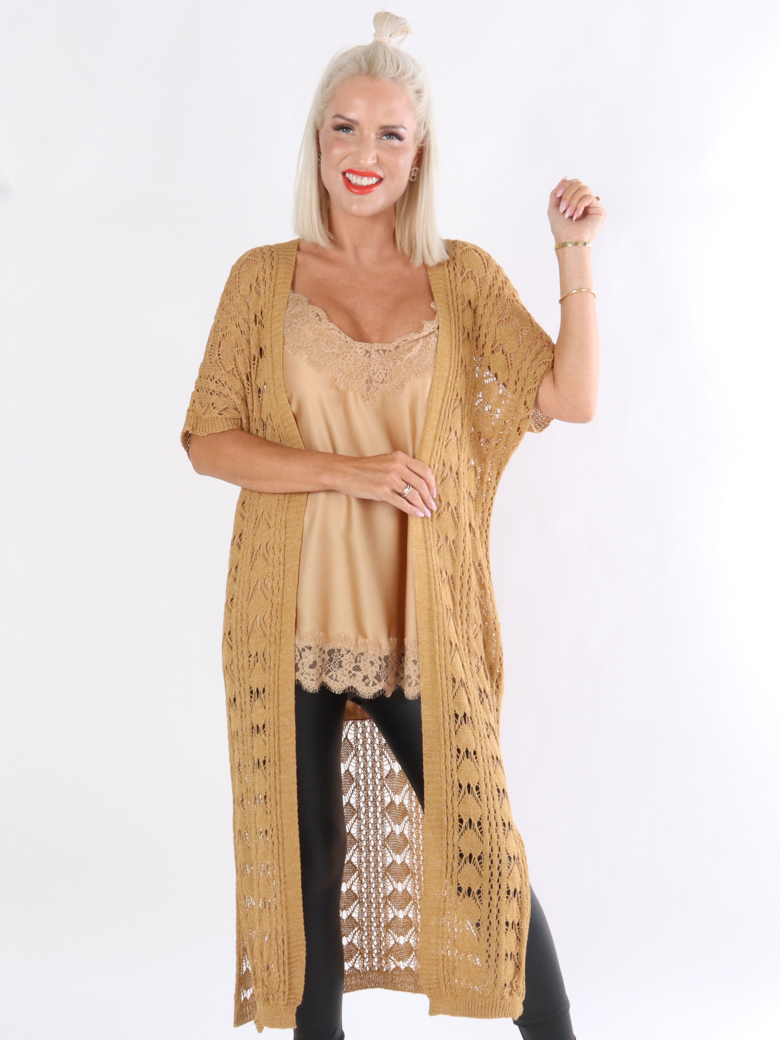 Sandra - Armygrøn strikcardigan med mønster af huller og korte ærmer