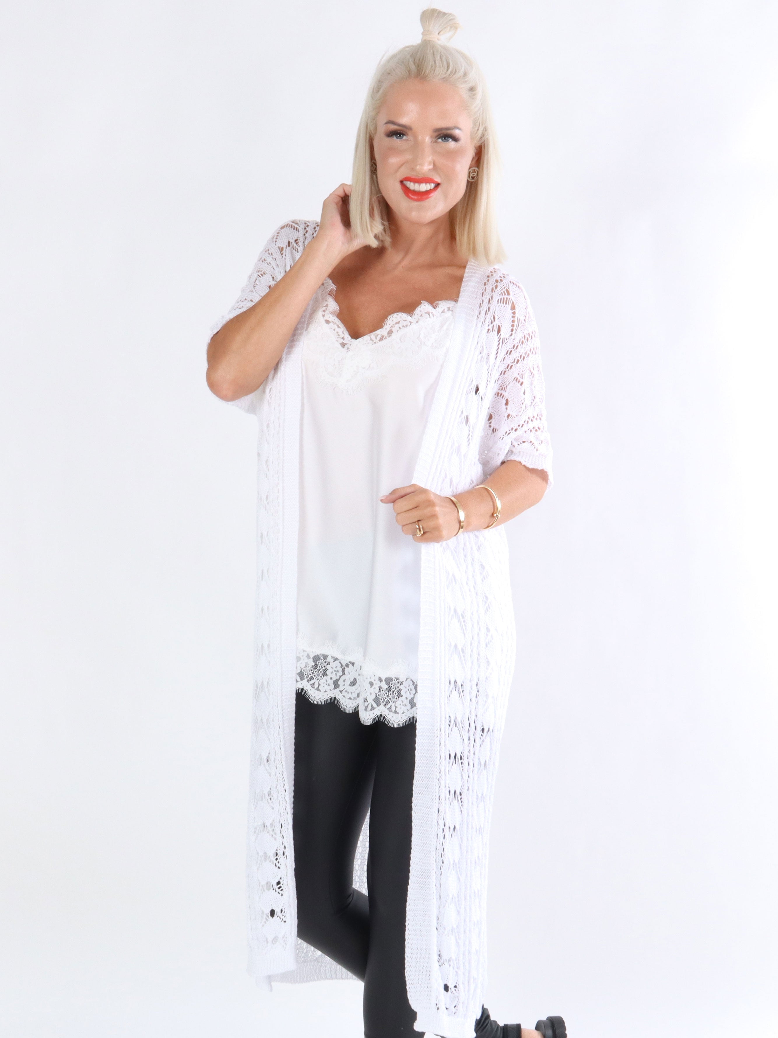 Sandra - Armygrøn strikcardigan med mønster af huller og korte ærmer