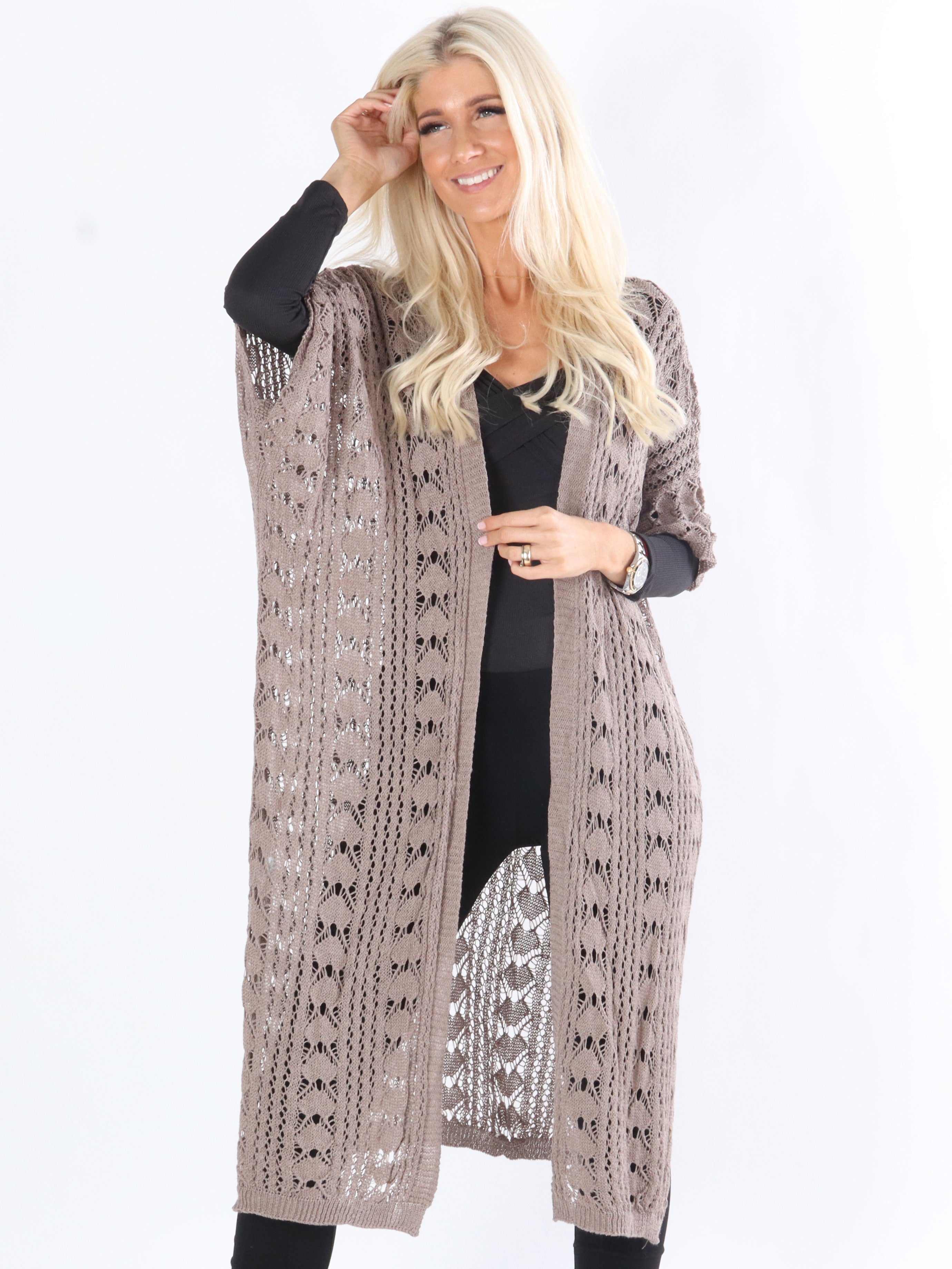 Sandra - Armygrøn strikcardigan med mønster af huller og korte ærmer