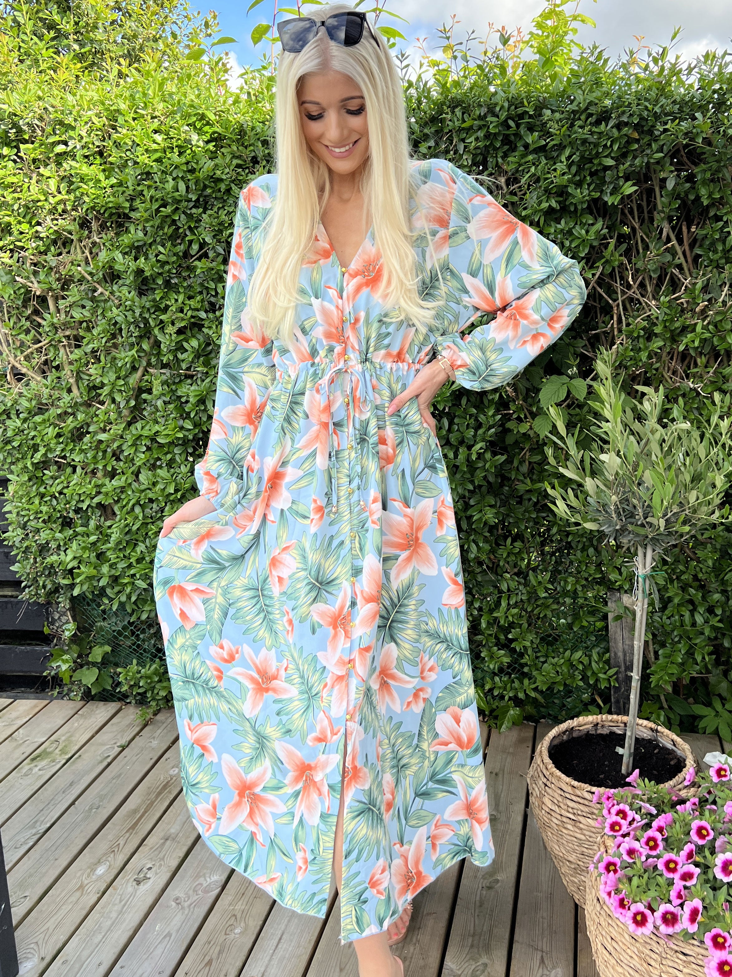 Sandrini - Lang kjole med blomsterprint og guldknapper