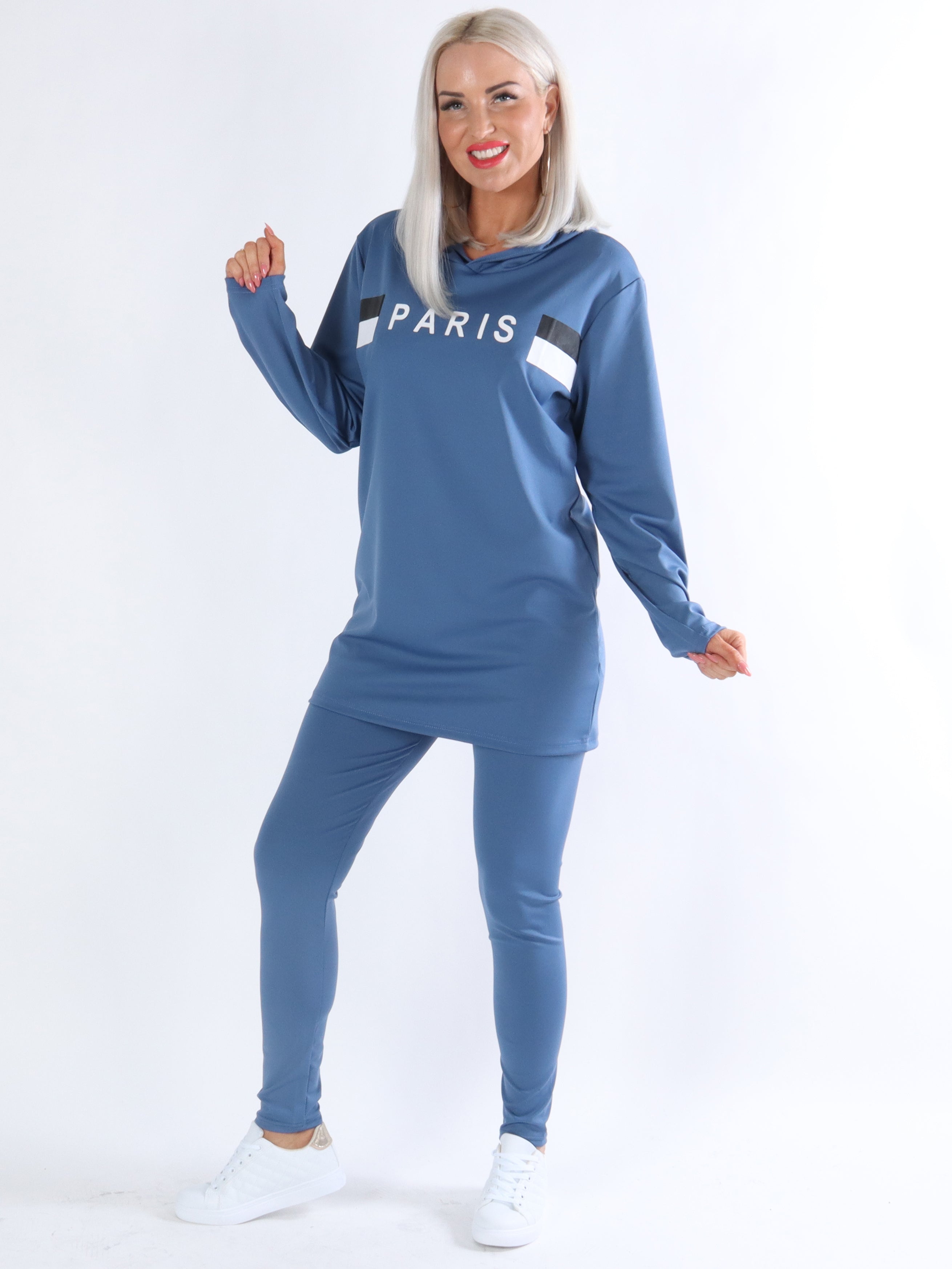 Sanna - Armygrønt joggingsæt med Paris stående på blusen