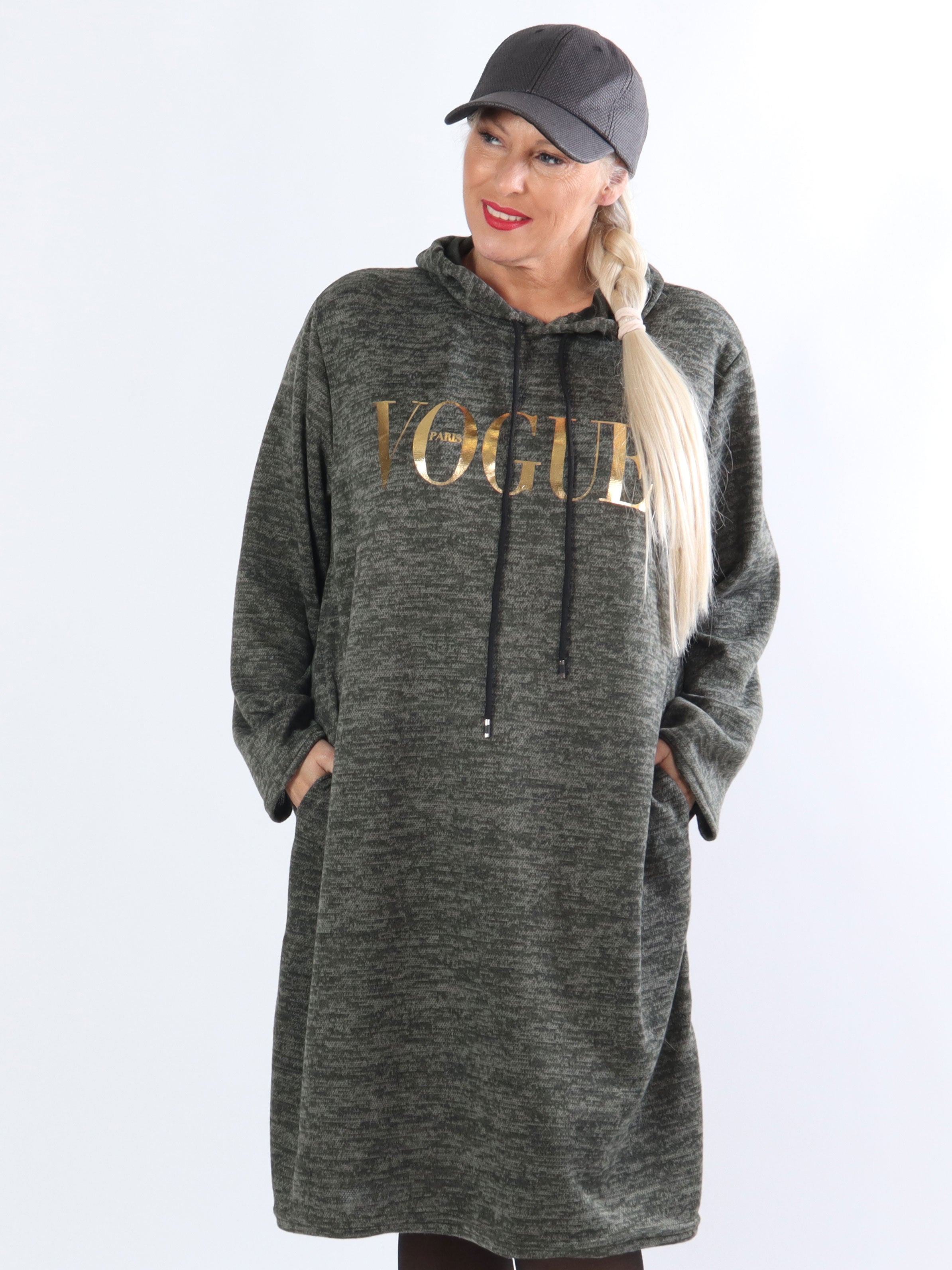 Sarita - Plus size kjole med hætte og guldskrift