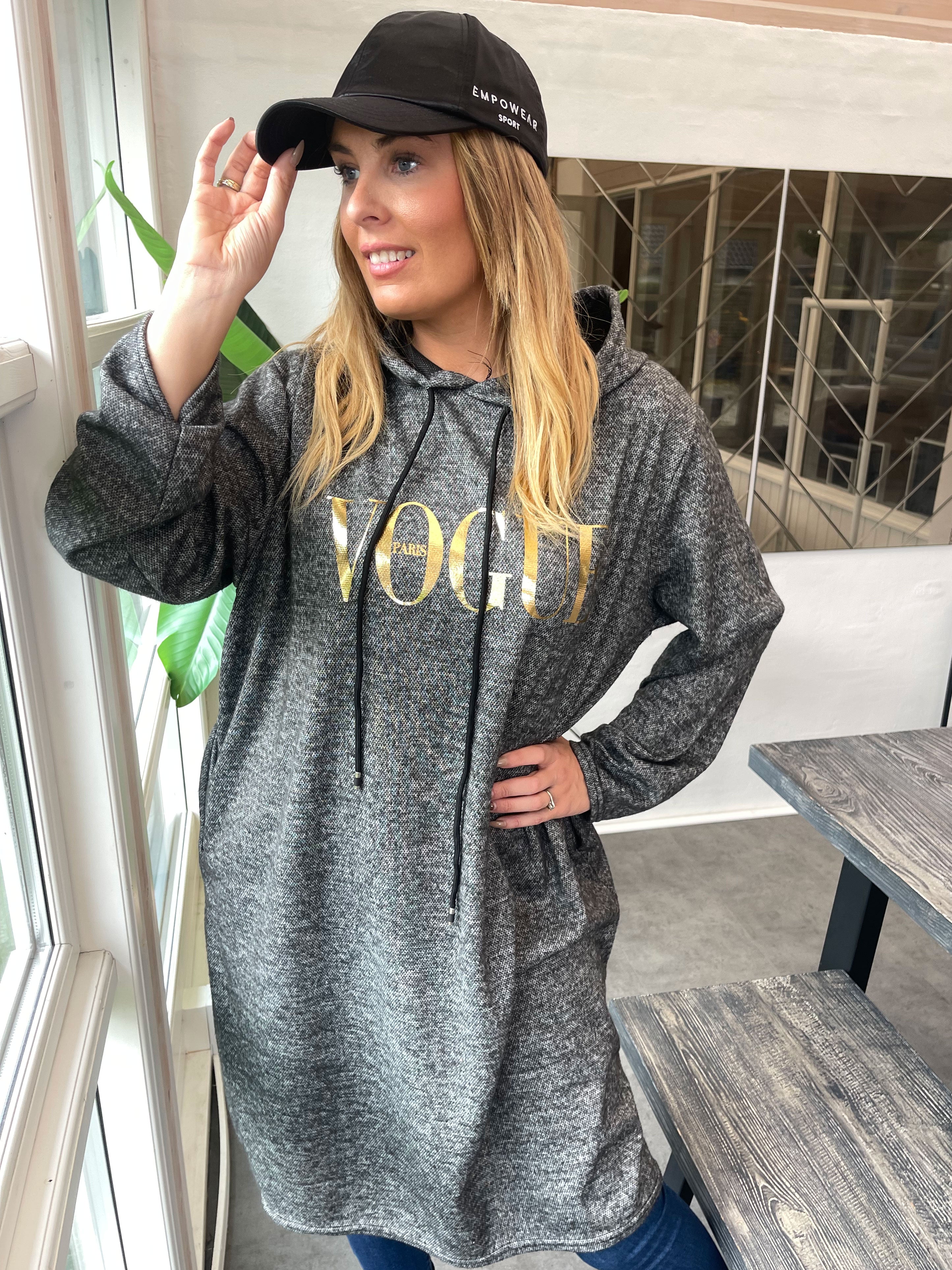 Sarita - Hoodie kjole med skrift