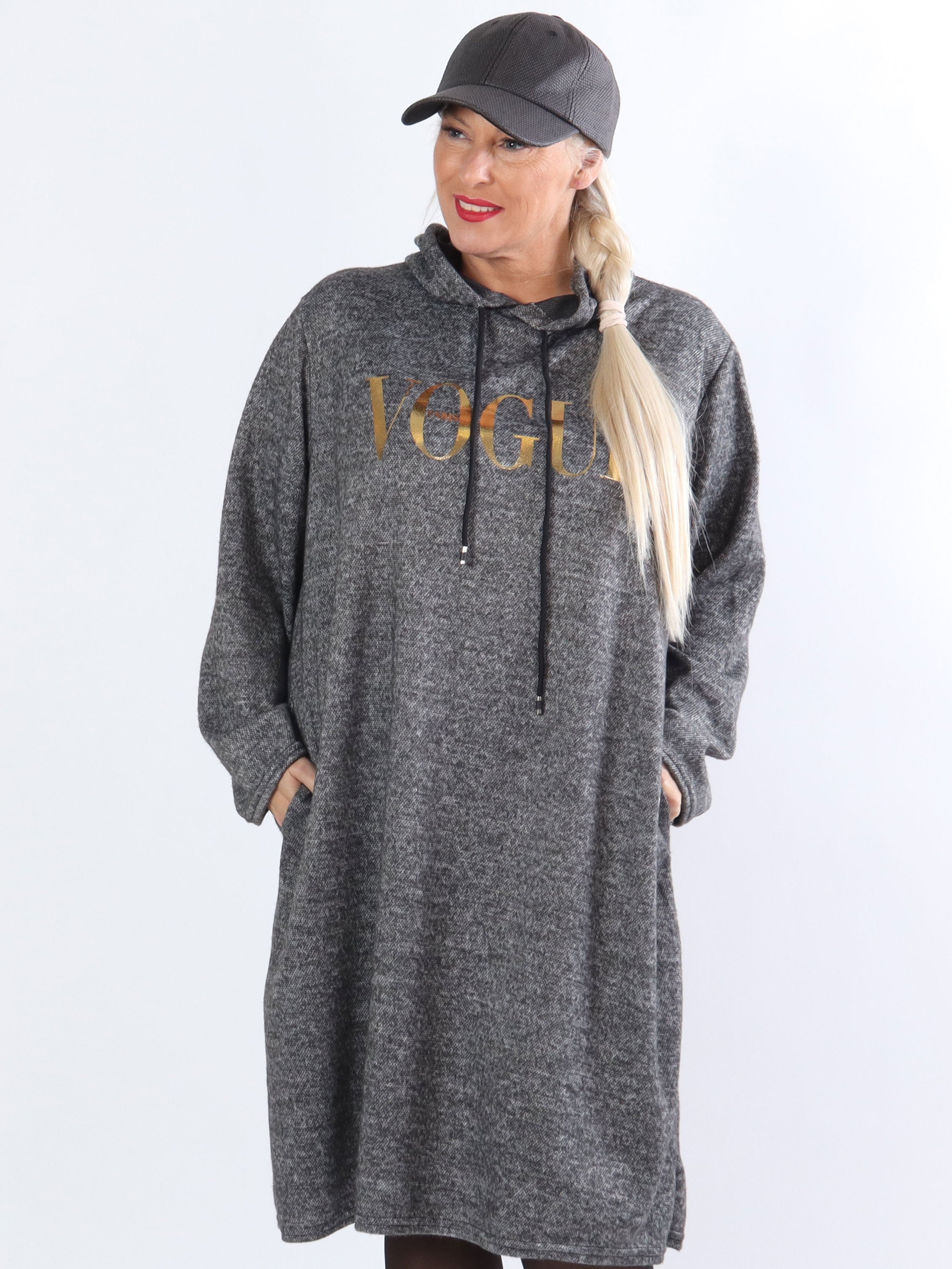 Sarita - Plus size kjole med hætte og guldskrift