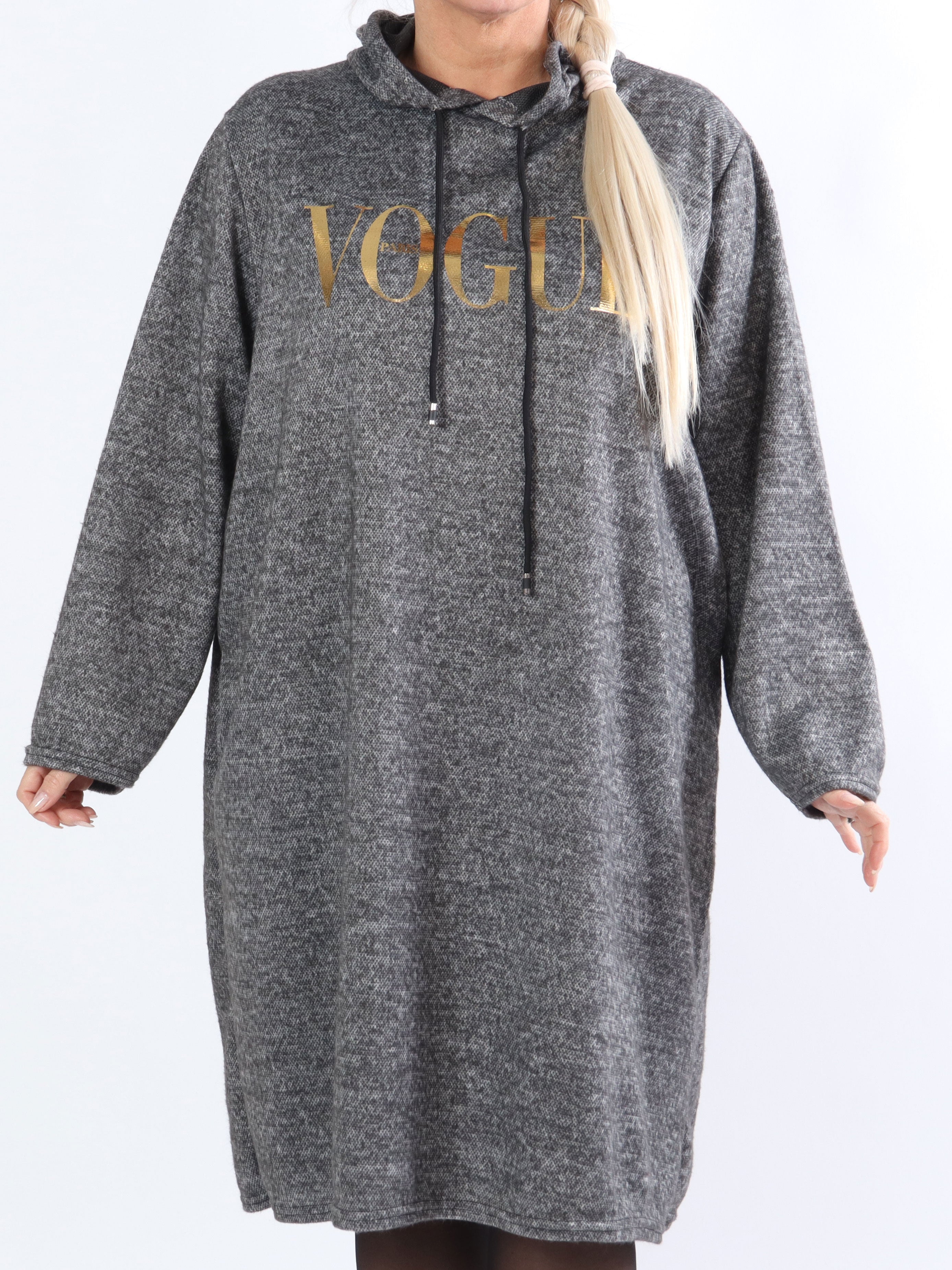 Sarita - Plus size kjole med hætte og guldskrift