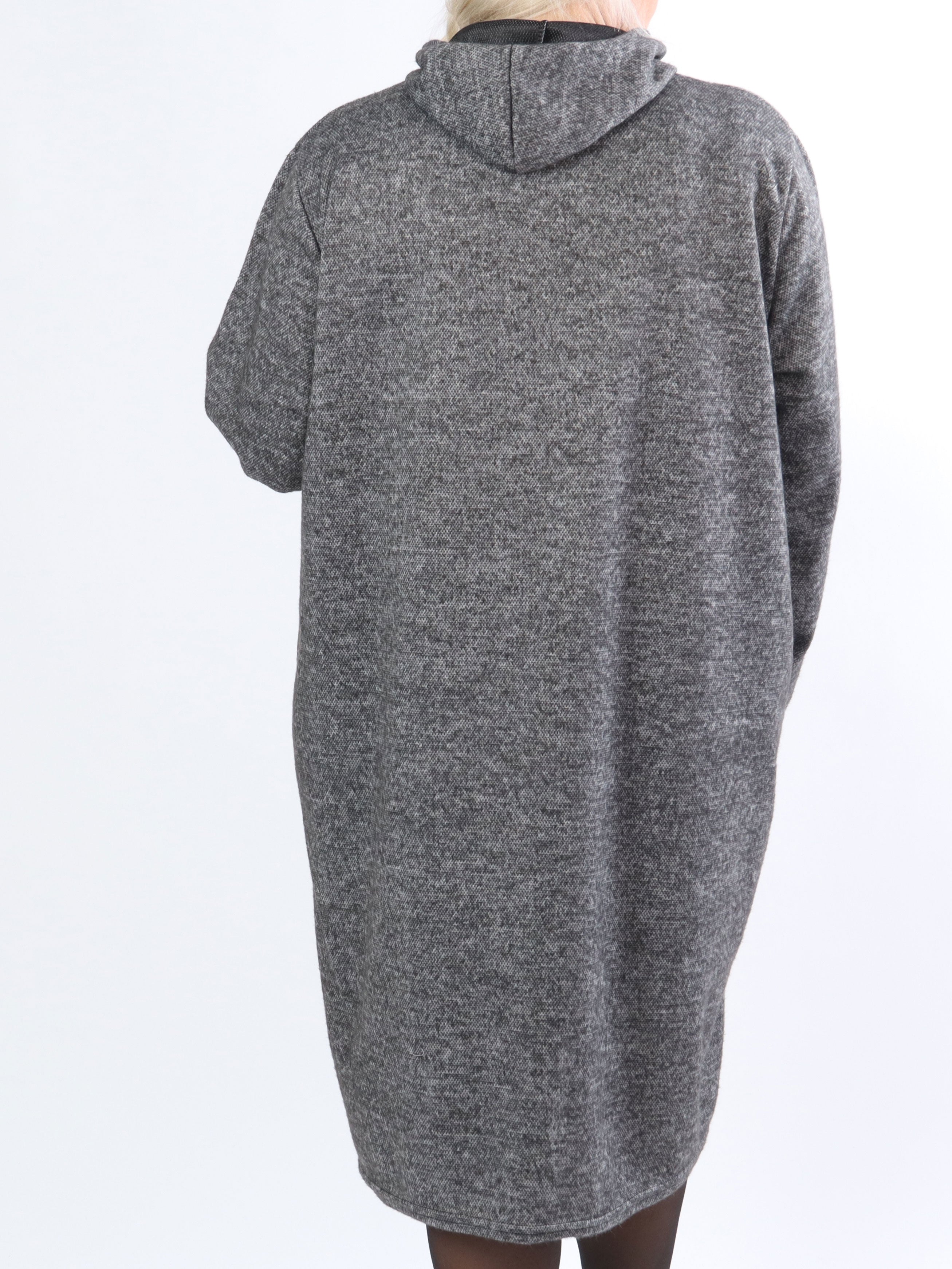 Sarita - Plus size kjole med hætte og guldskrift