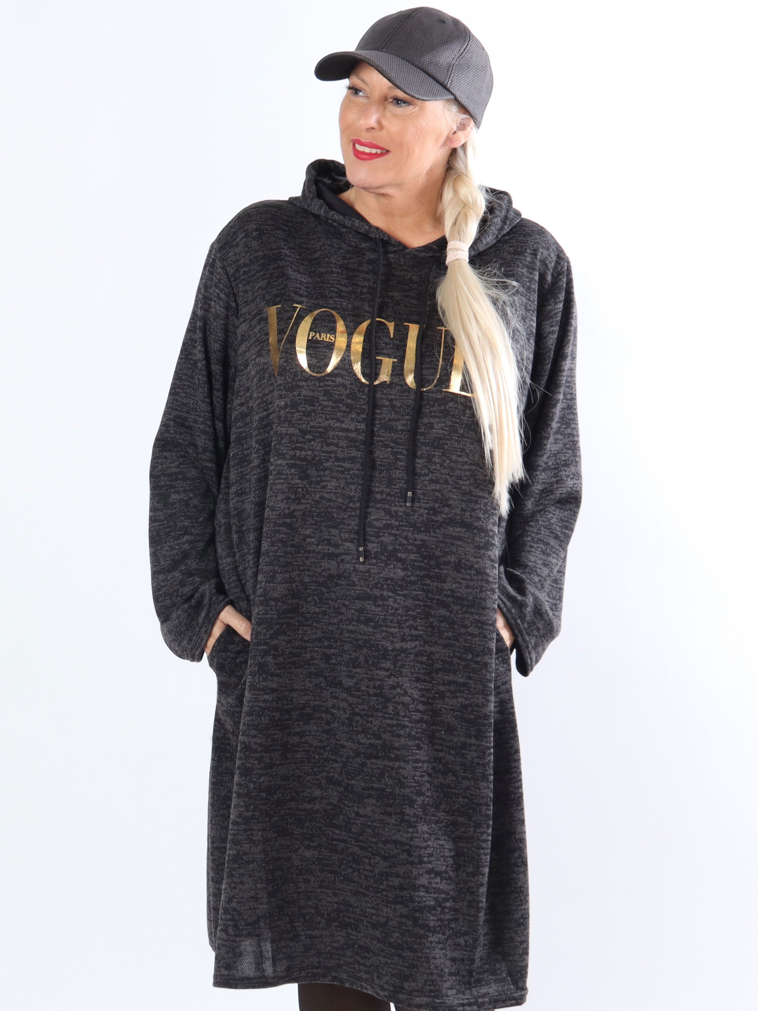 Sarita - Plus size kjole med hætte og guldskrift