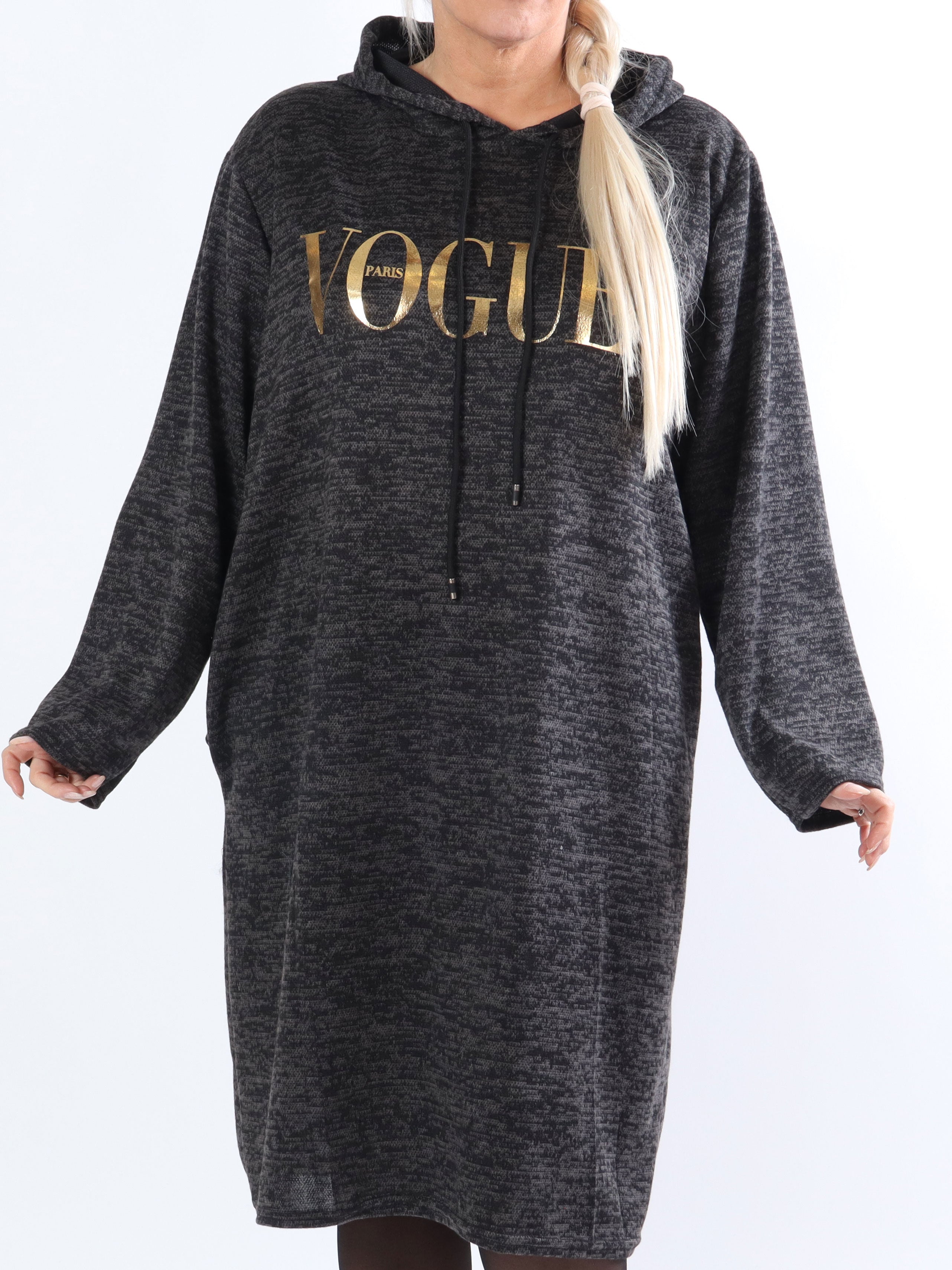 Sarita - Plus size kjole med hætte og guldskrift