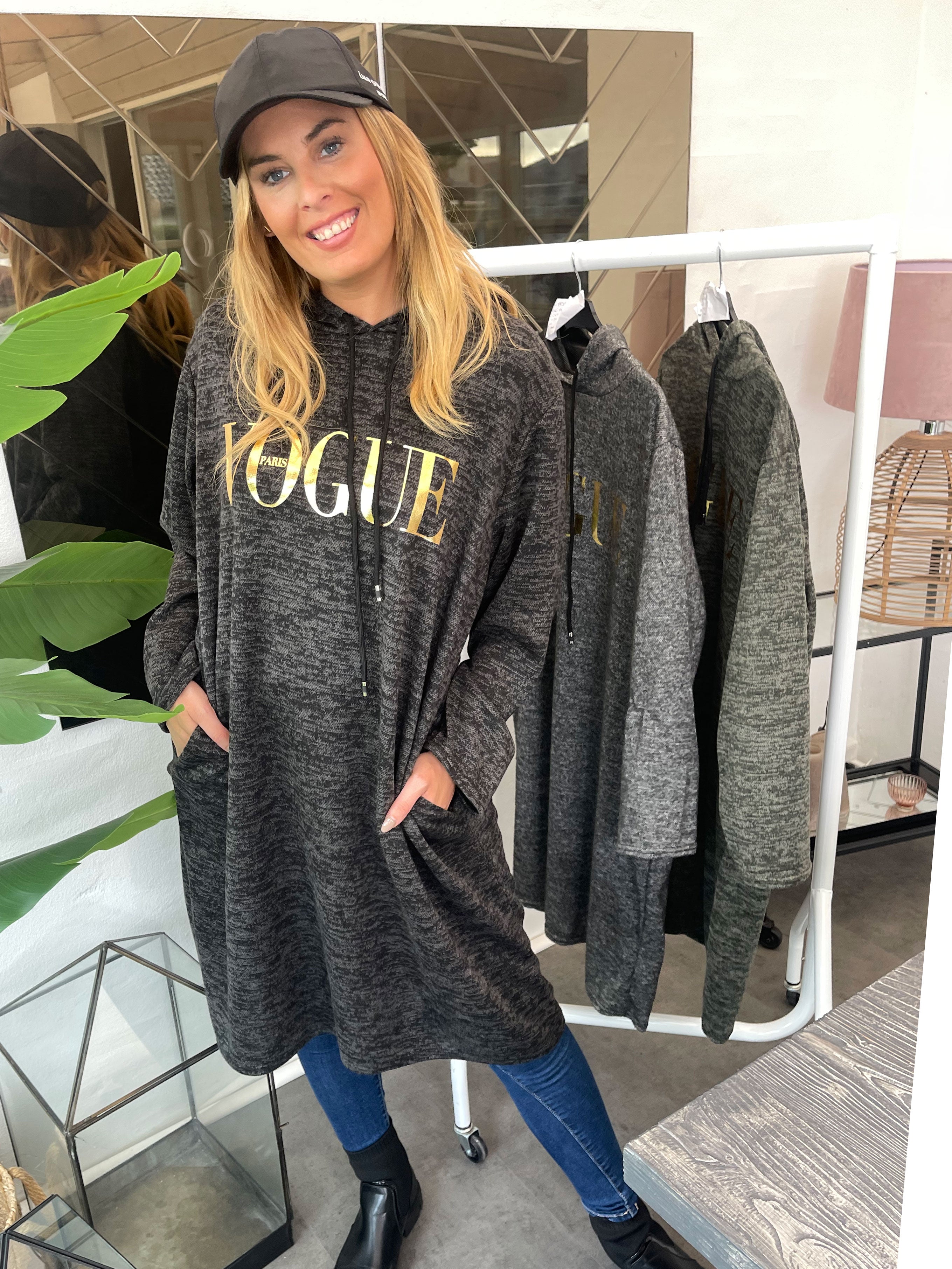 Sarita - Hoodie kjole med skrift