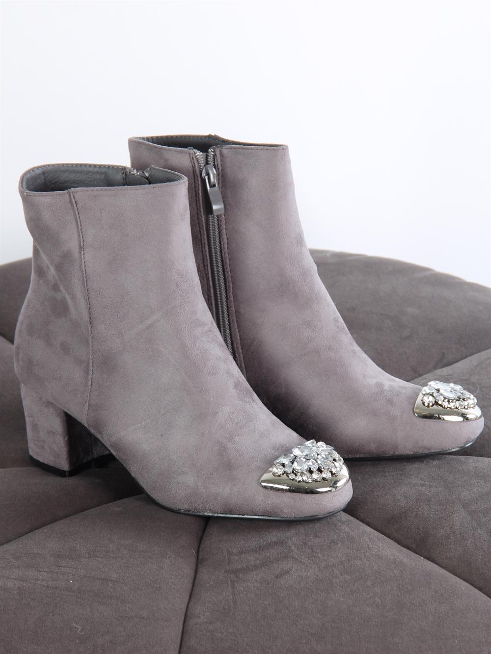 Sarra - Sort støvlet med sten og sølv detaljer på snuden