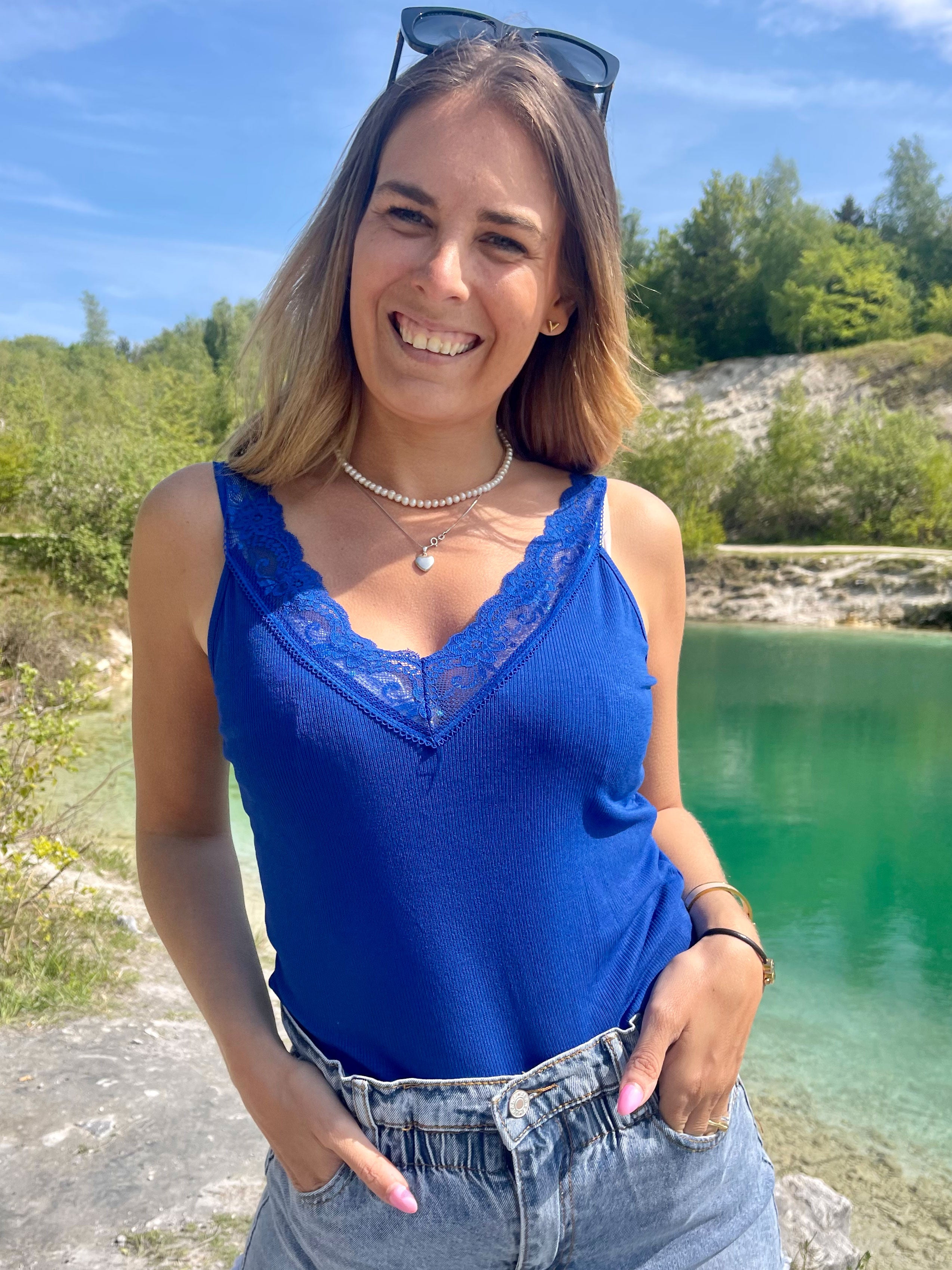 Scarlett - Ribbet top med blondekant