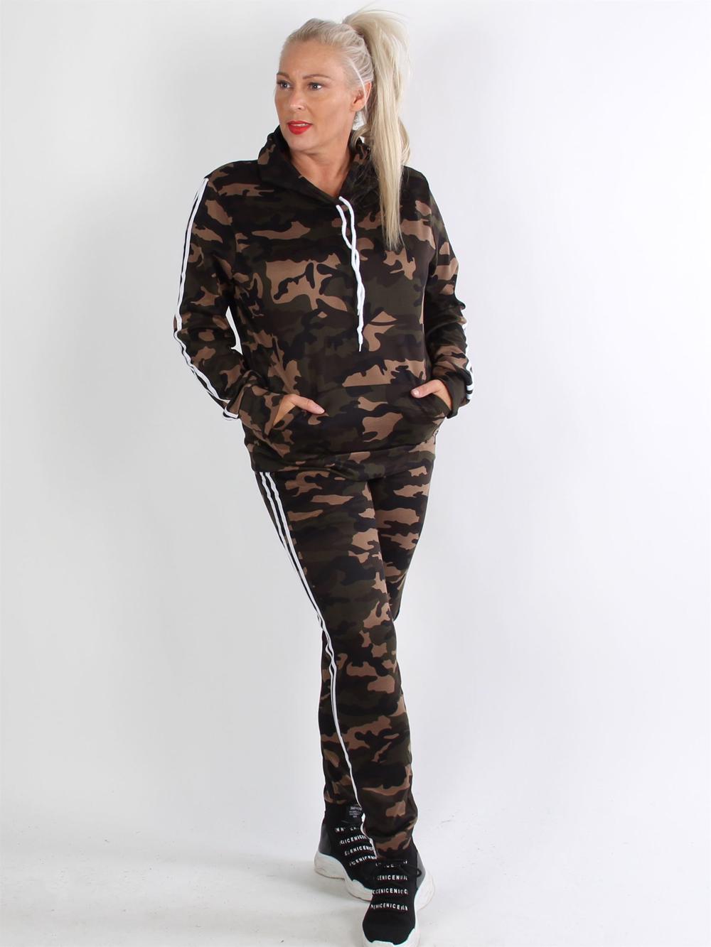 Sicellia - Blødt camouflage joggingsæt med sorte striber