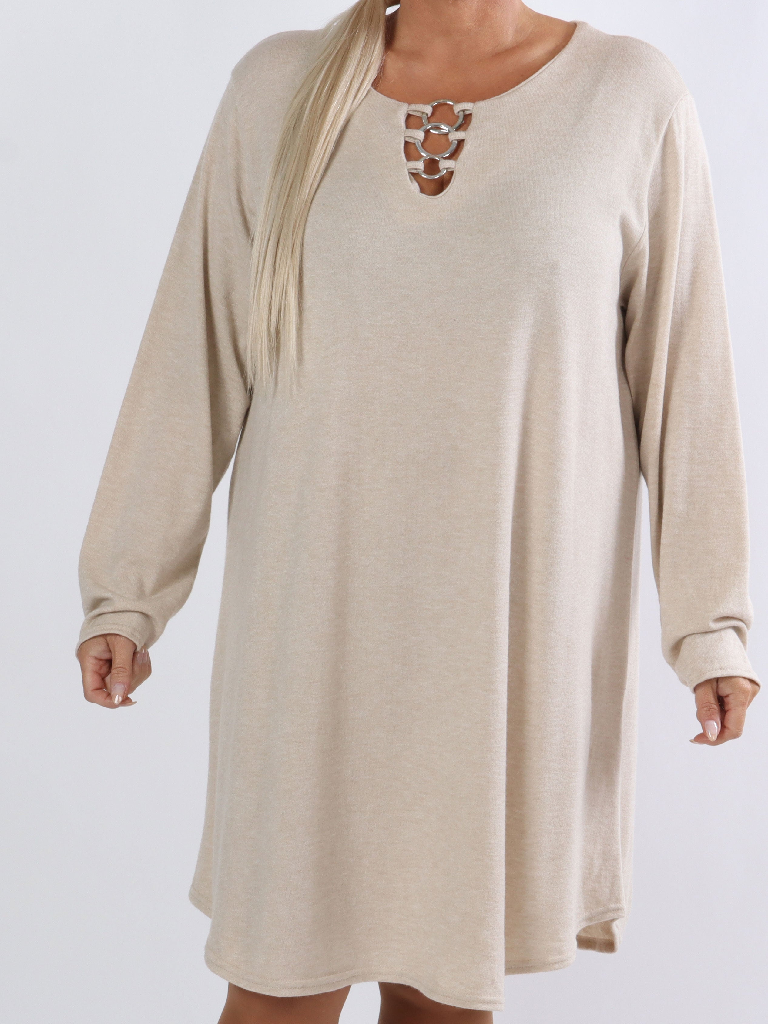 Sidsel - Dejlig blød plus size kjole med sølv ringe foran