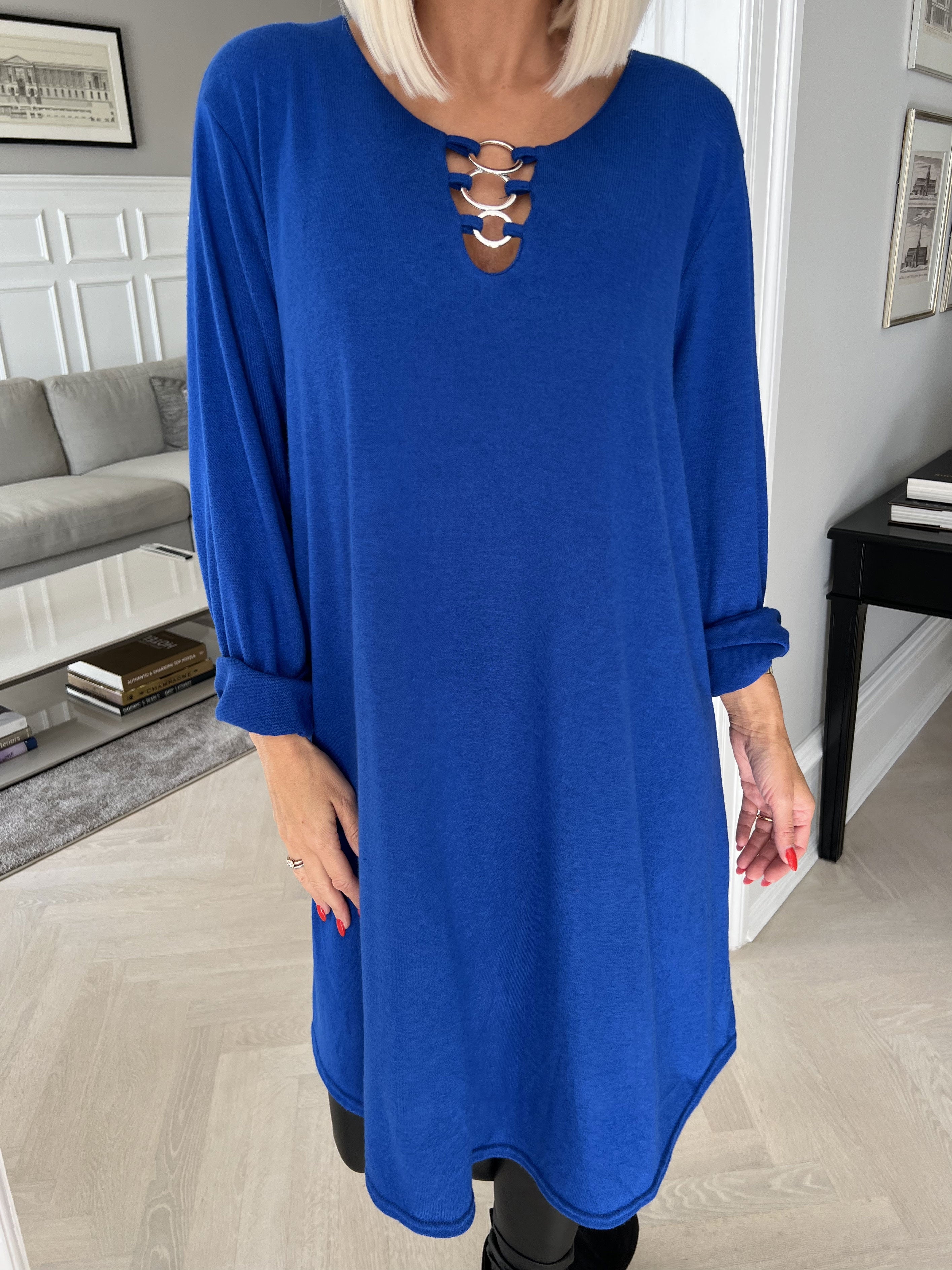 Sidsel - Dejlig blød kjole med sølv ringe foran