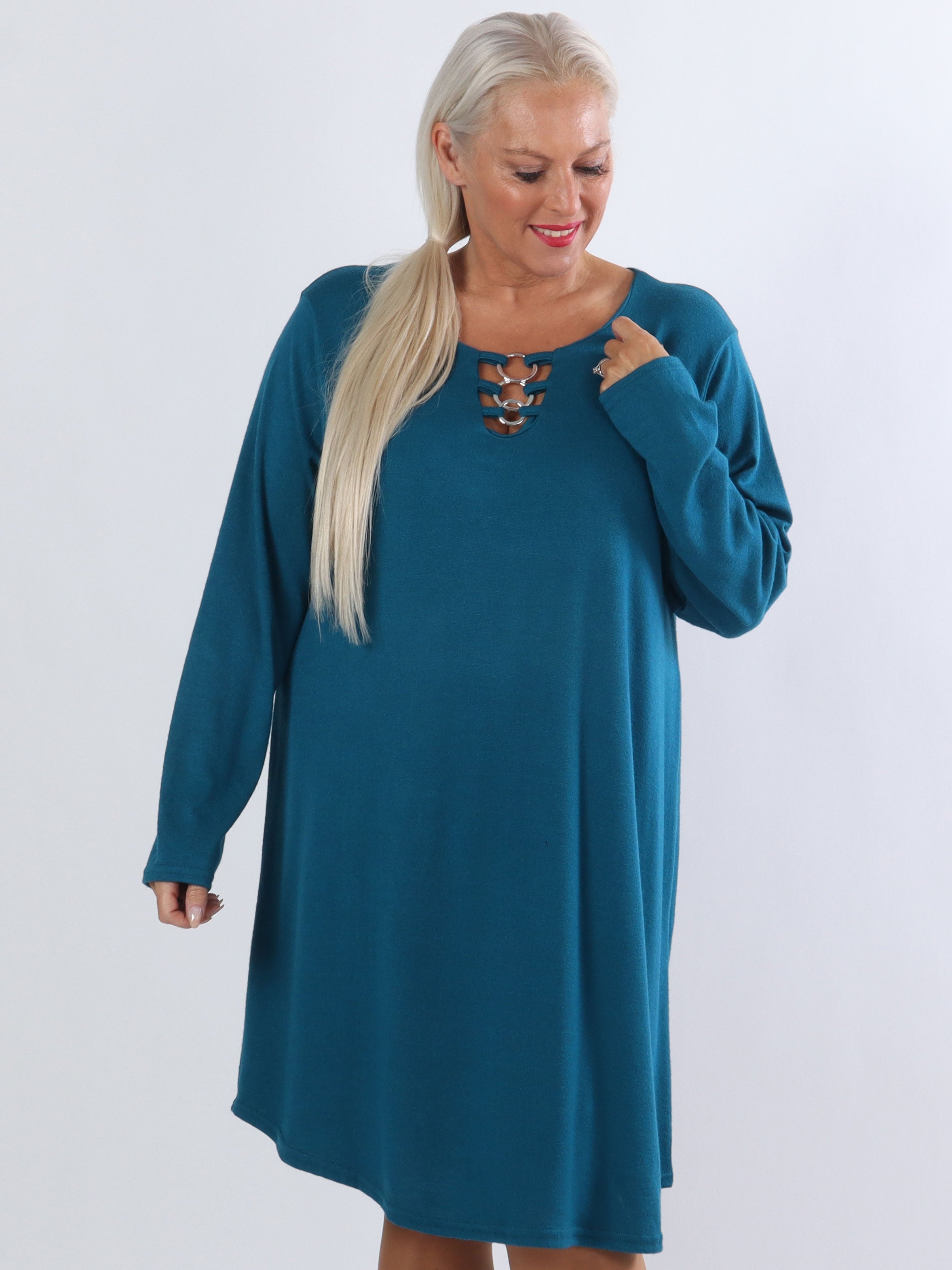 Sidsel - Dejlig blød plus size kjole med sølv ringe foran