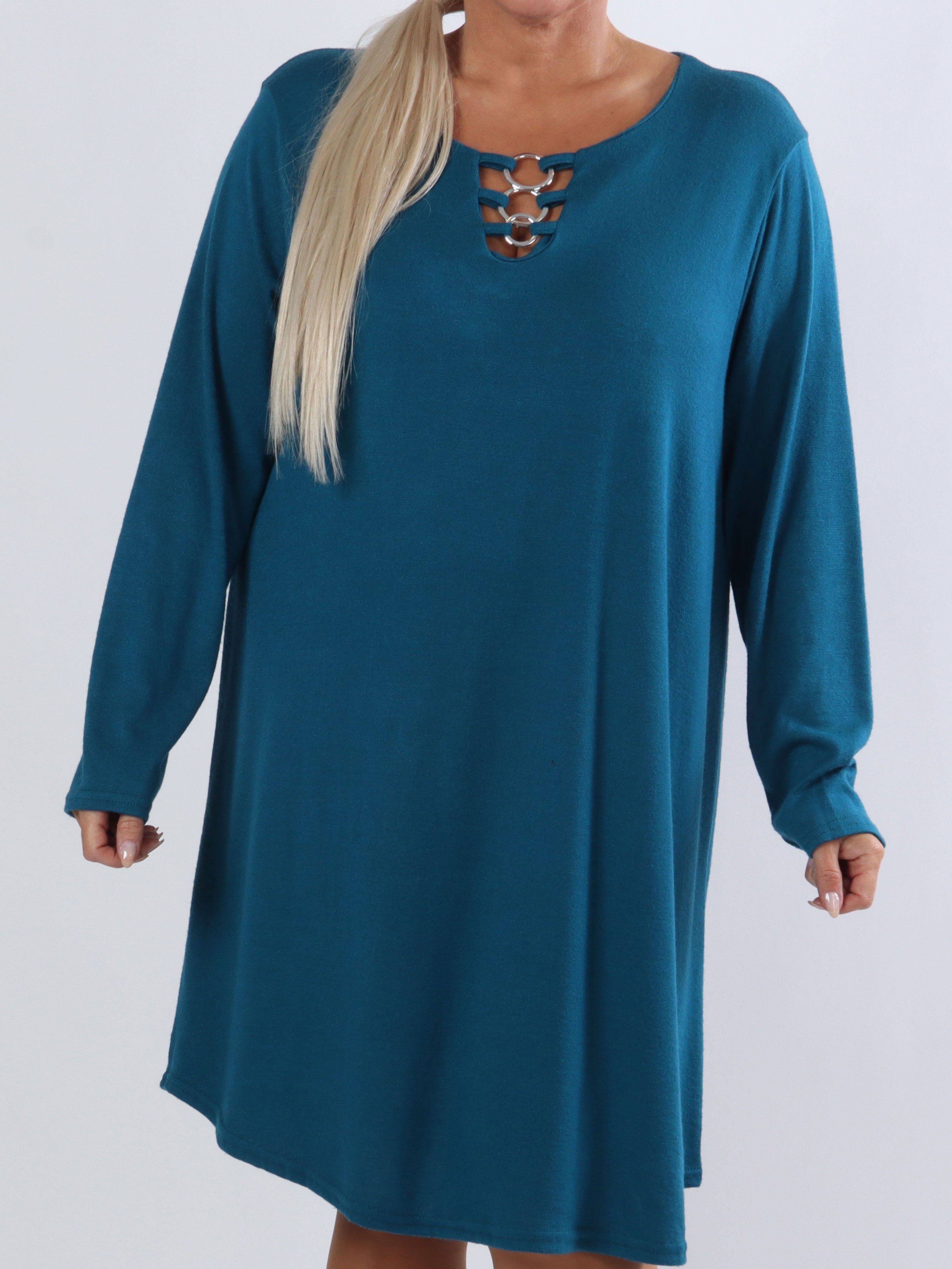 Sidsel - Dejlig blød plus size kjole med sølv ringe foran