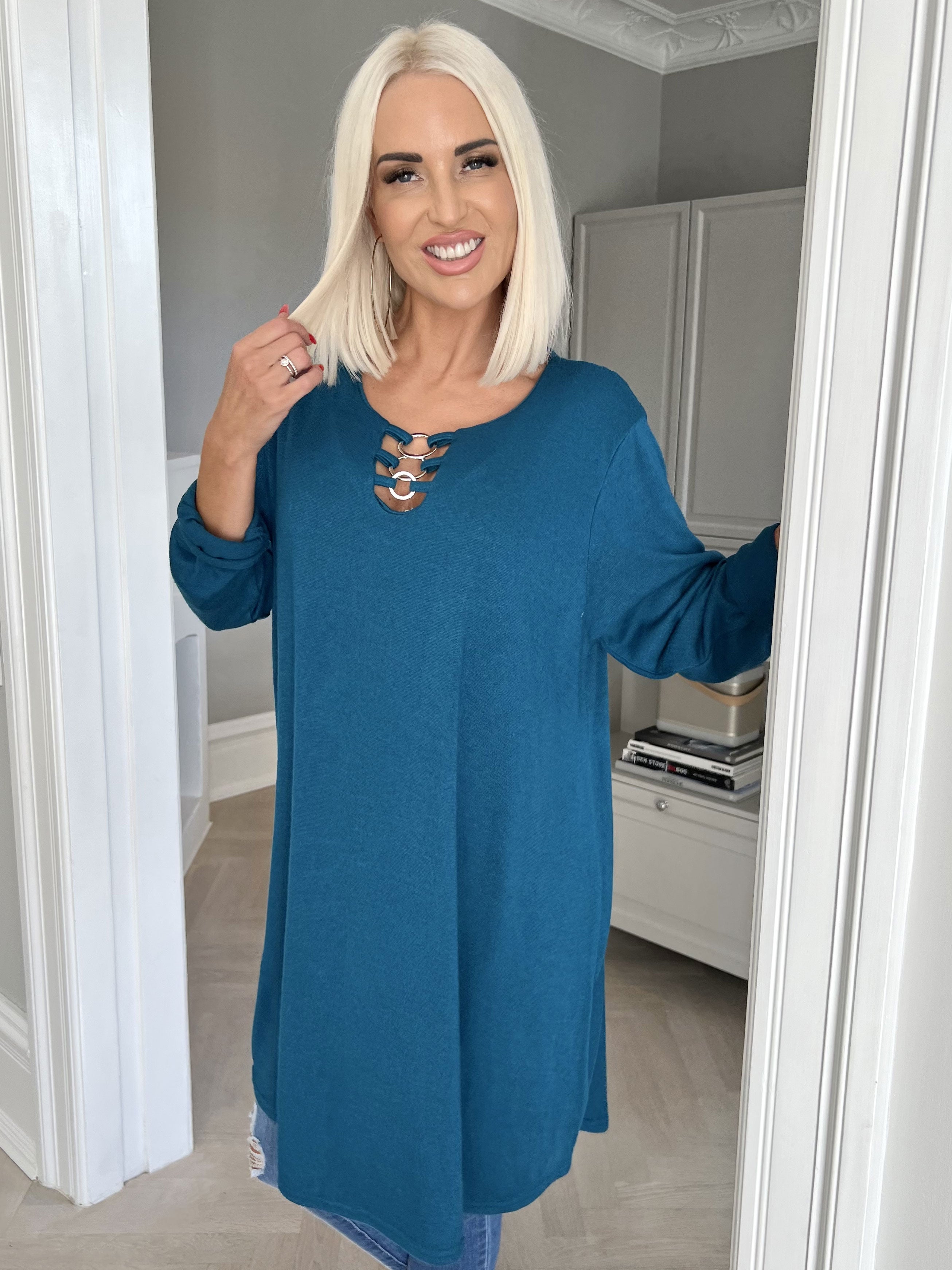 Sidsel - Dejlig blød kjole med sølv ringe foran