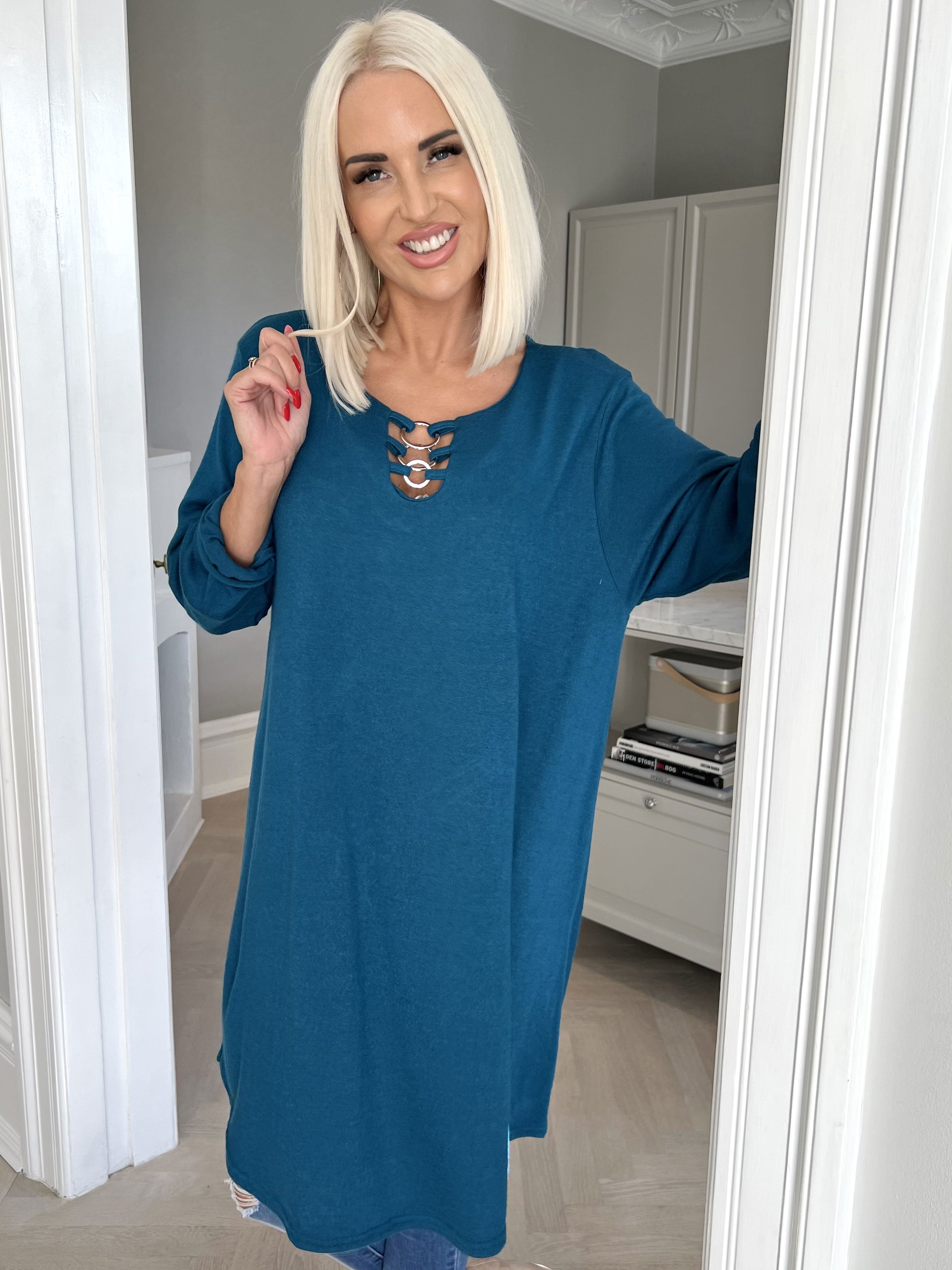 Sidsel - Dejlig blød kjole med sølv ringe foran