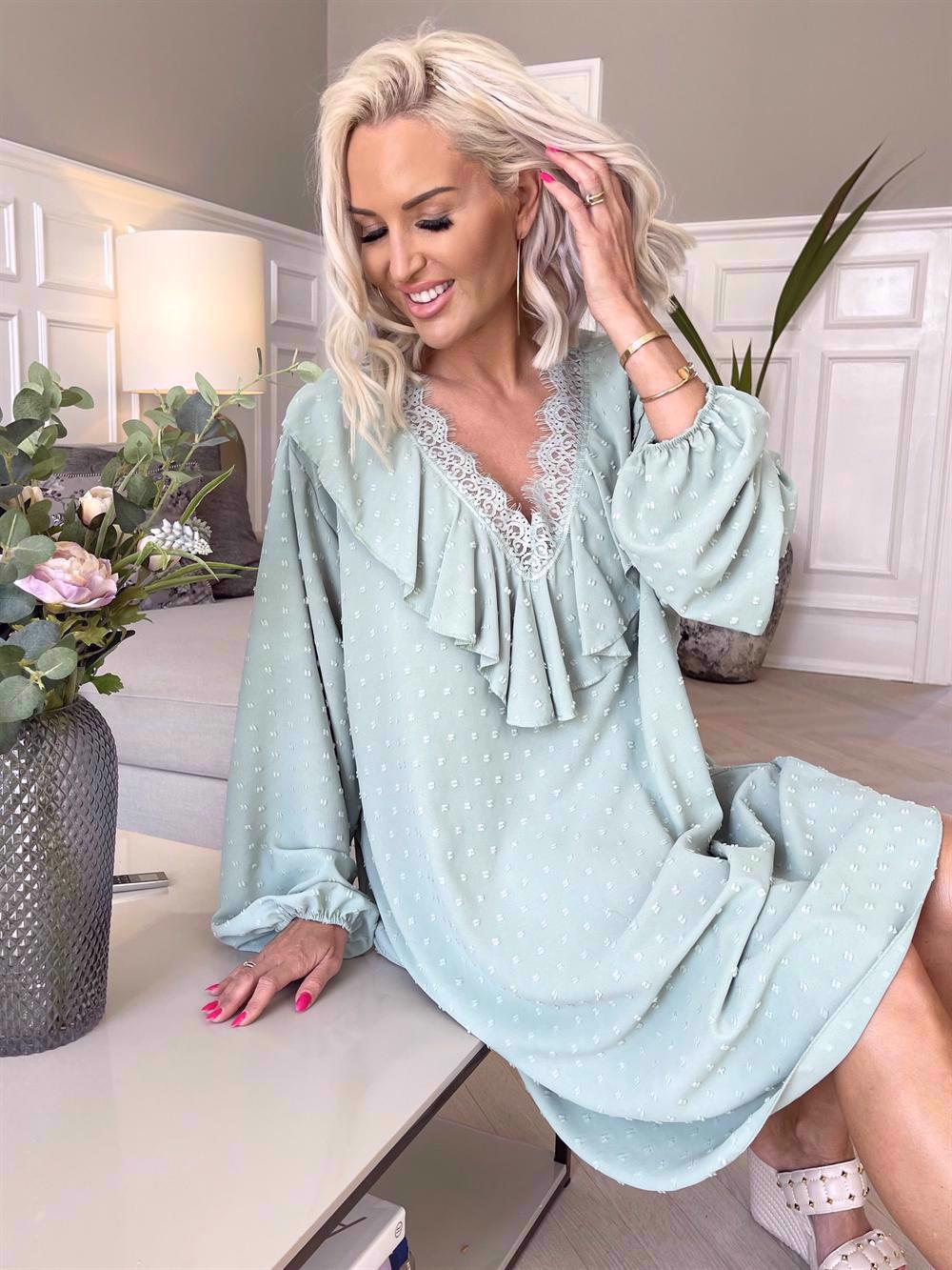 Simone dress - Kjole med blondekant og flæser