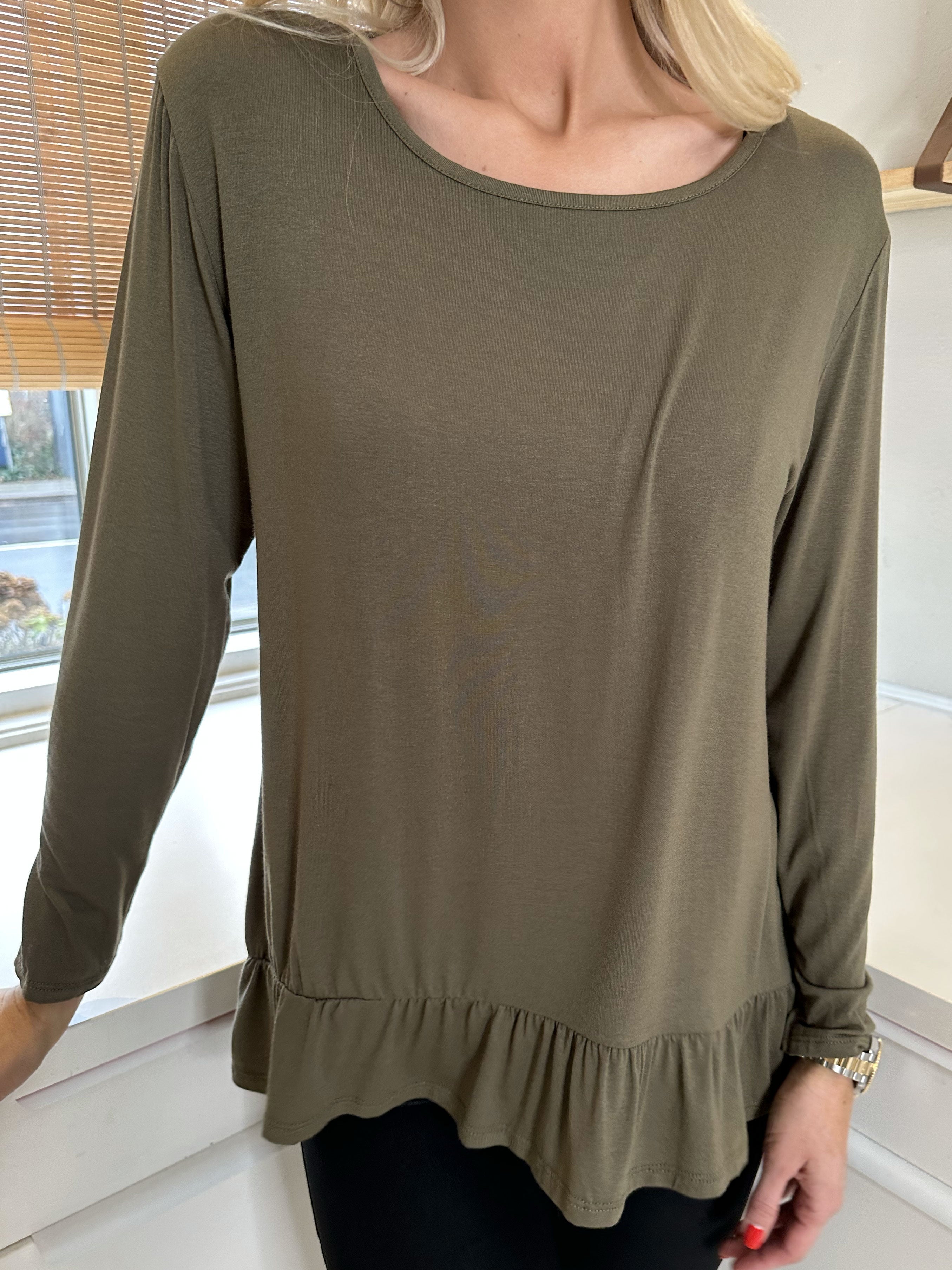 Sina - Blød basisbluse med flæsekant