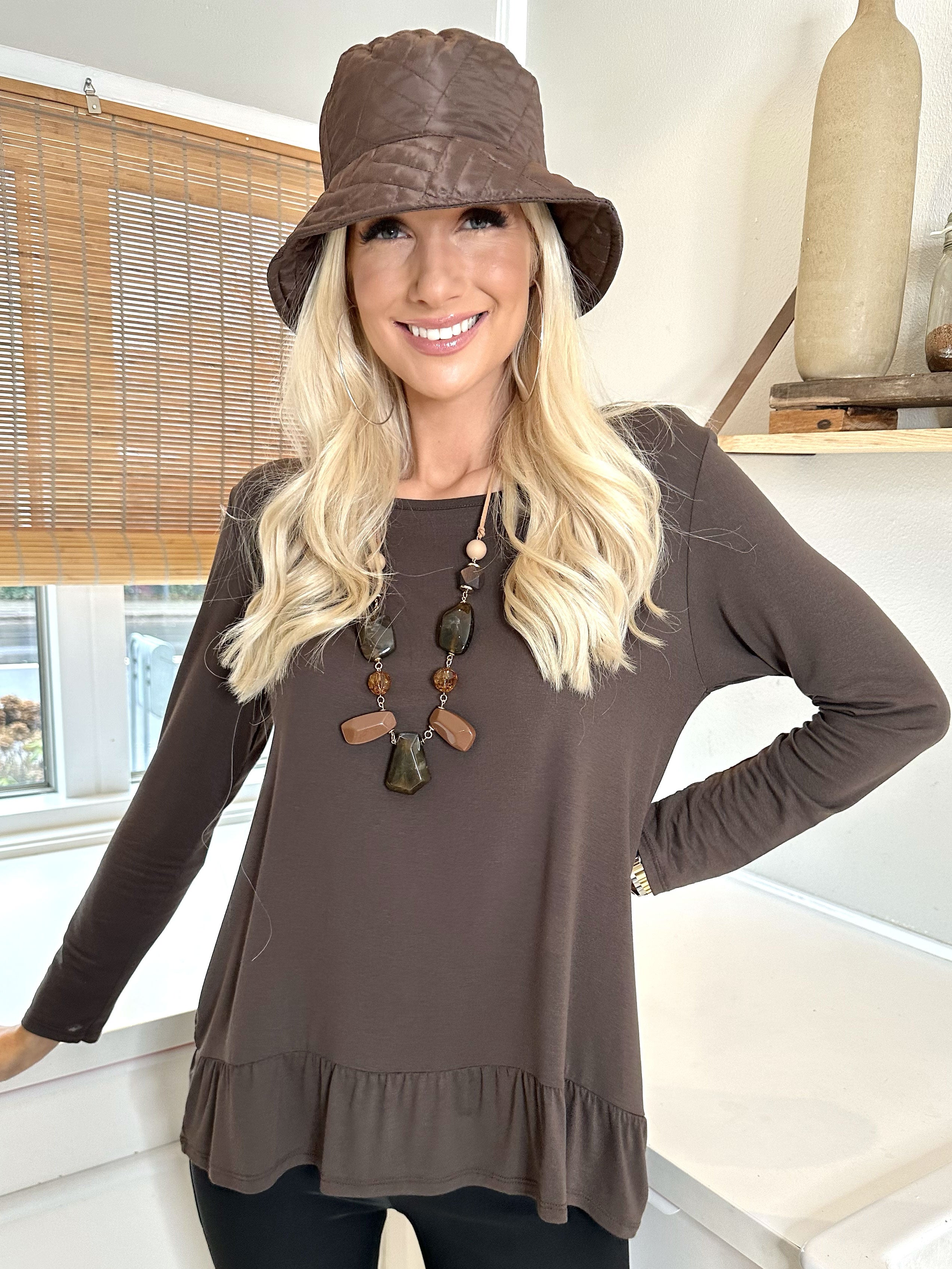 Sina - Blød basisbluse med flæsekant