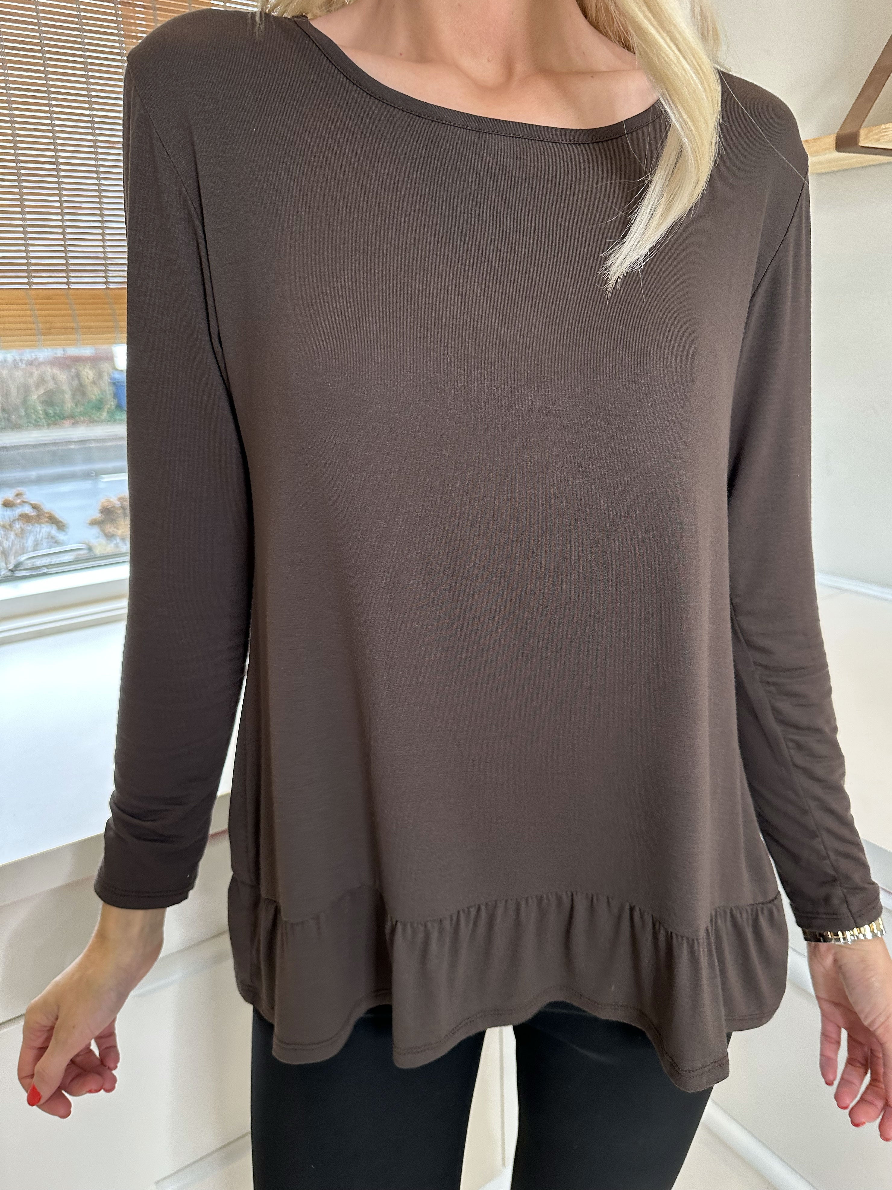 Sina - Blød basisbluse med flæsekant