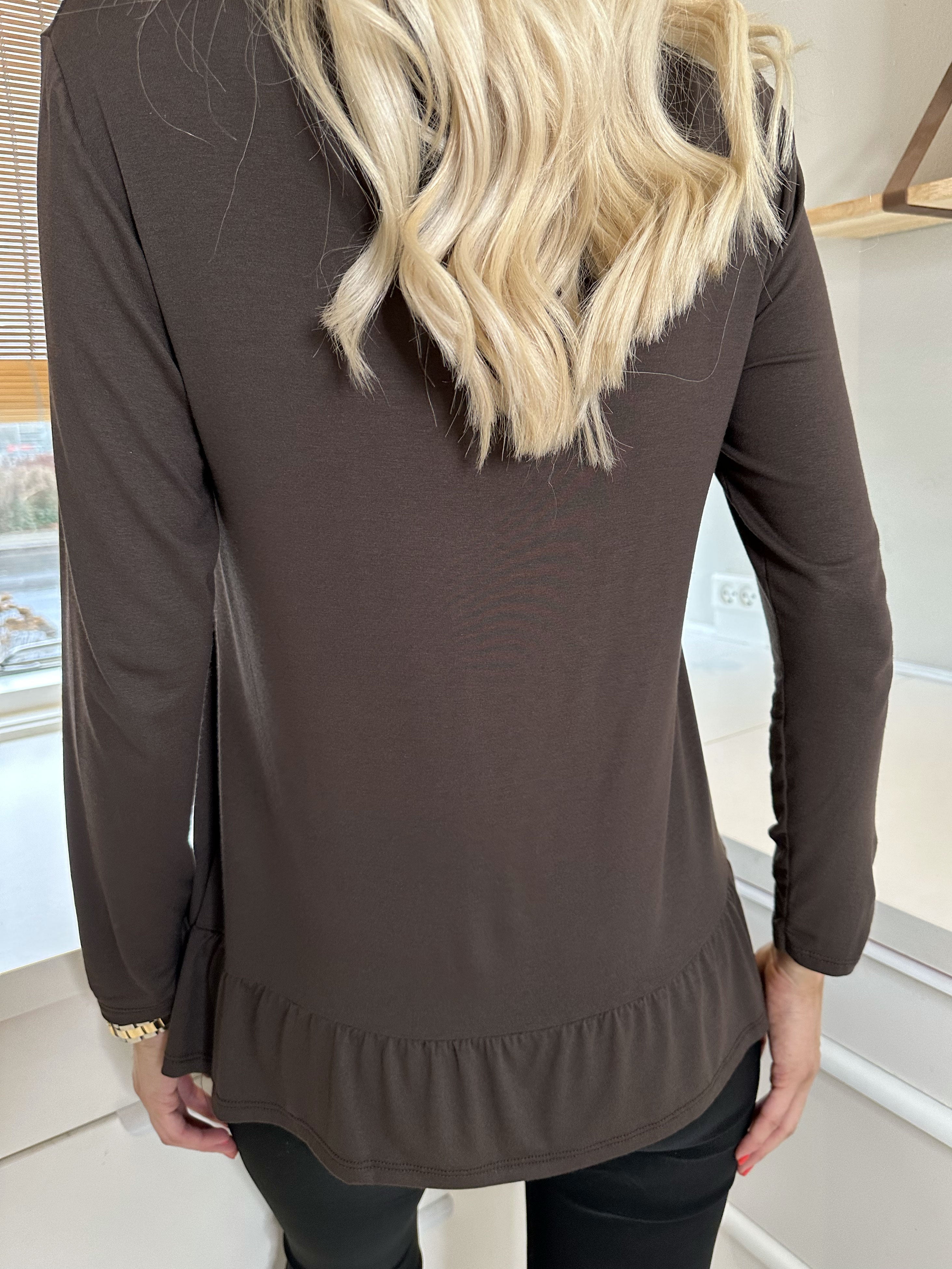 Sina - Blød basisbluse med flæsekant