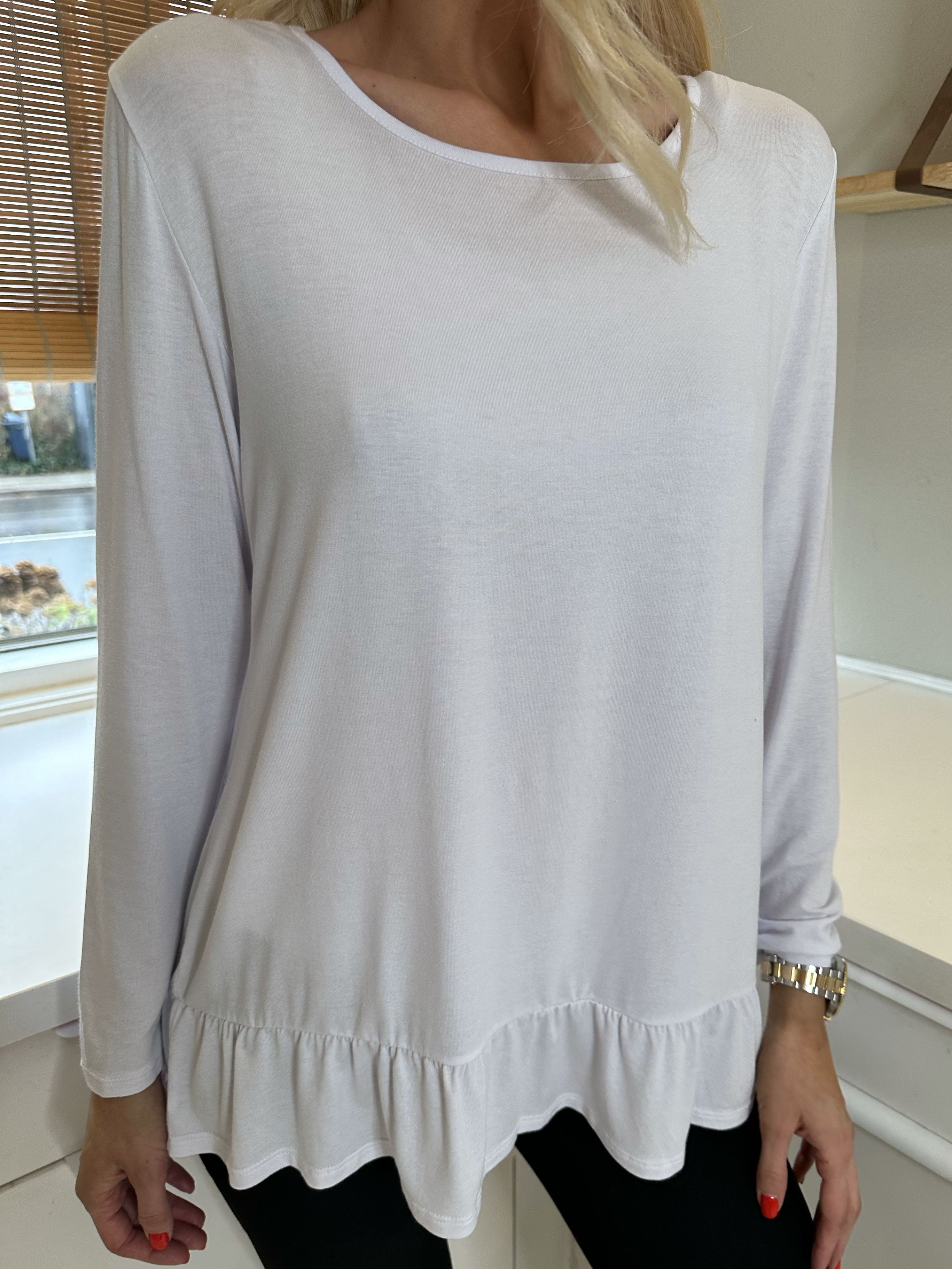 Sina - Blød basisbluse med flæsekant