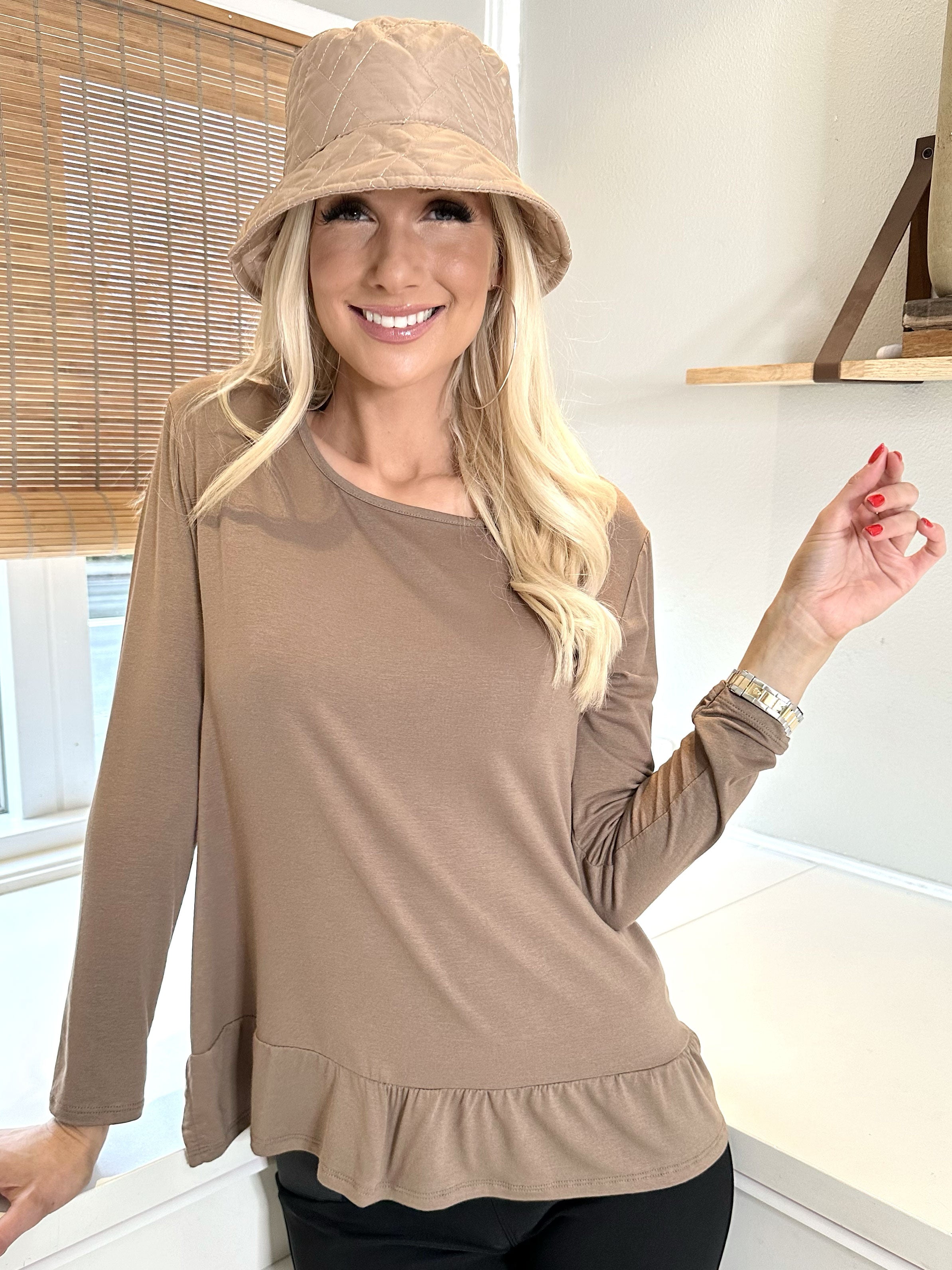 Sina - Blød basisbluse med flæsekant