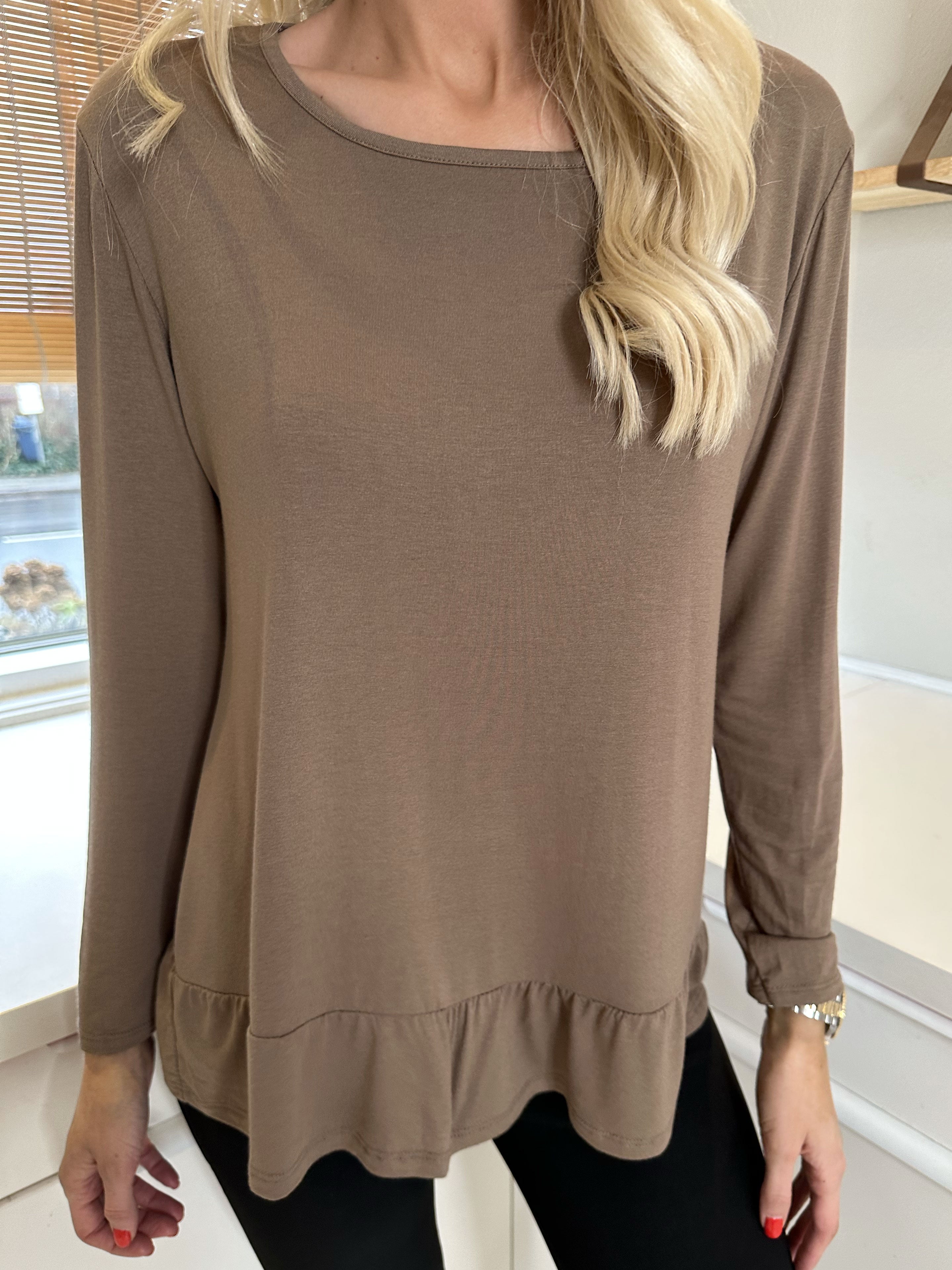 Sina - Blød basisbluse med flæsekant