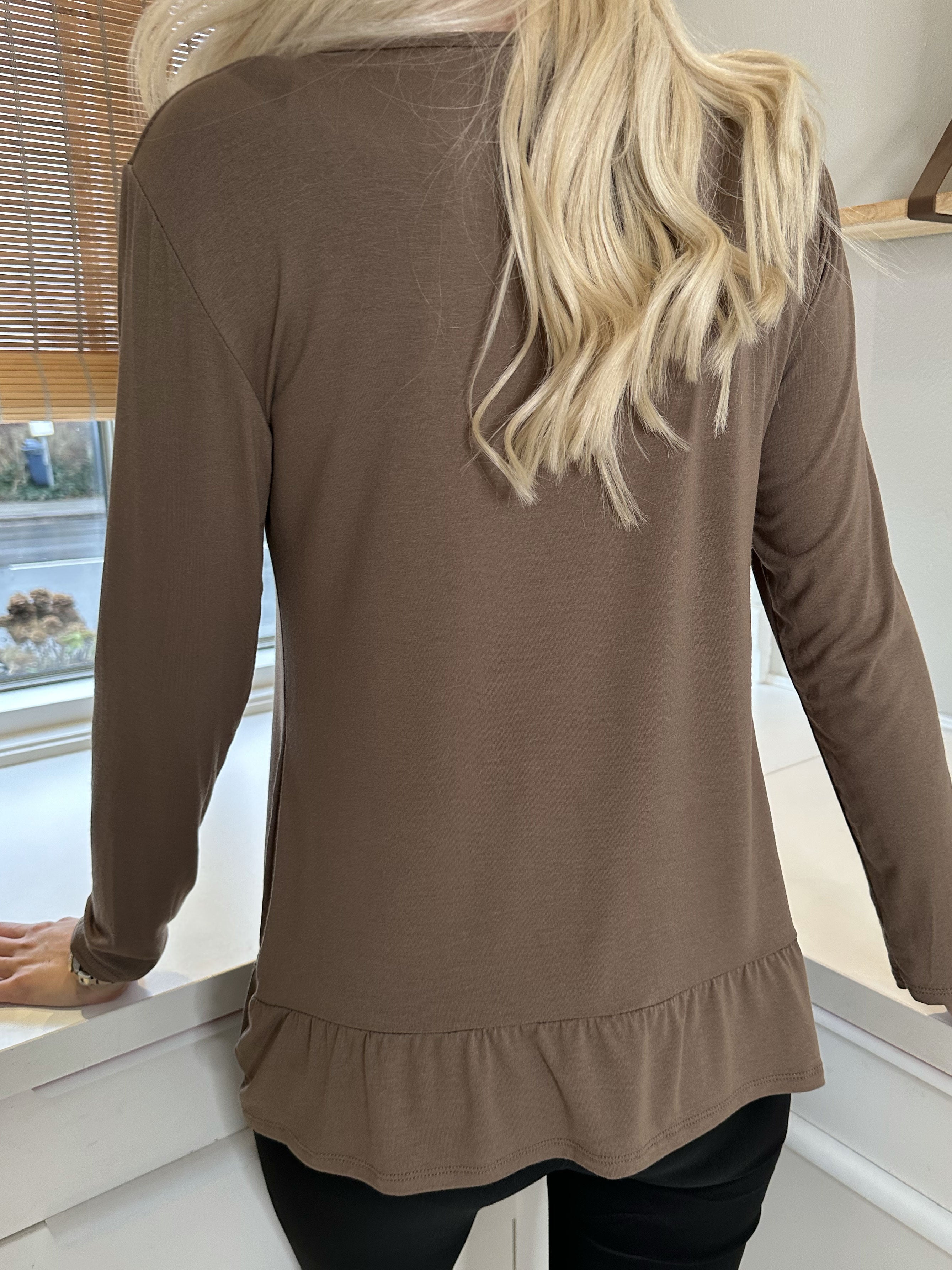 Sina - Blød basisbluse med flæsekant