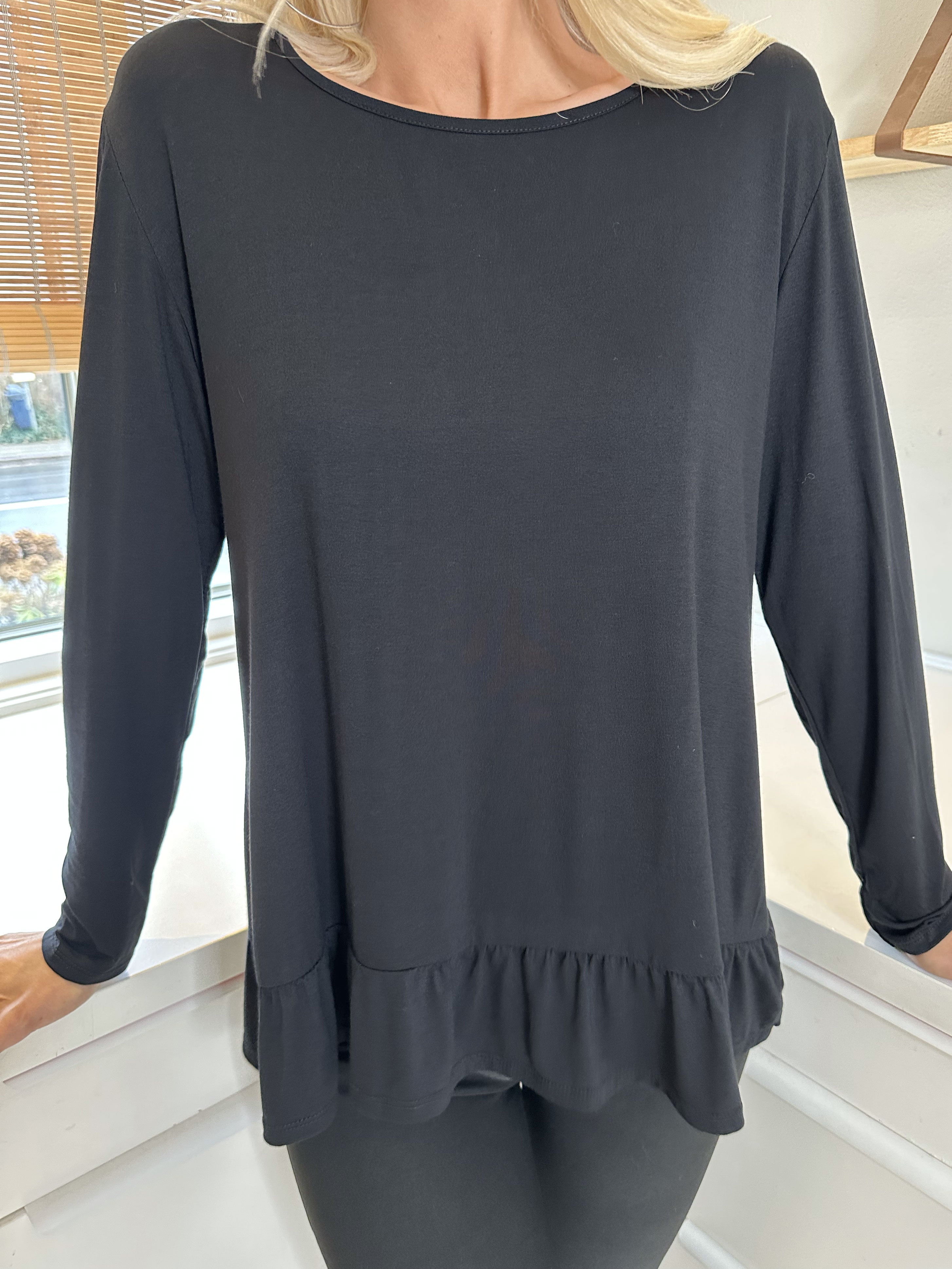 Sina - Blød basisbluse med flæsekant