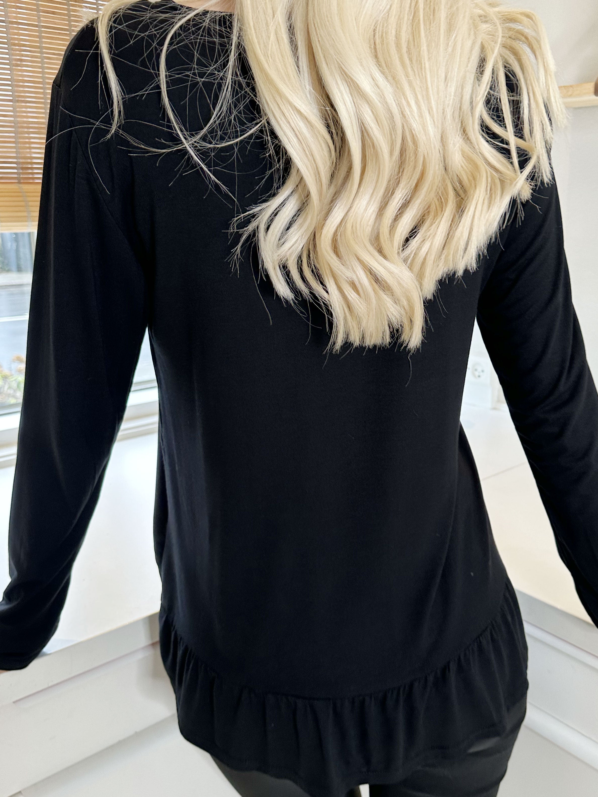 Sina - Blød basisbluse med flæsekant