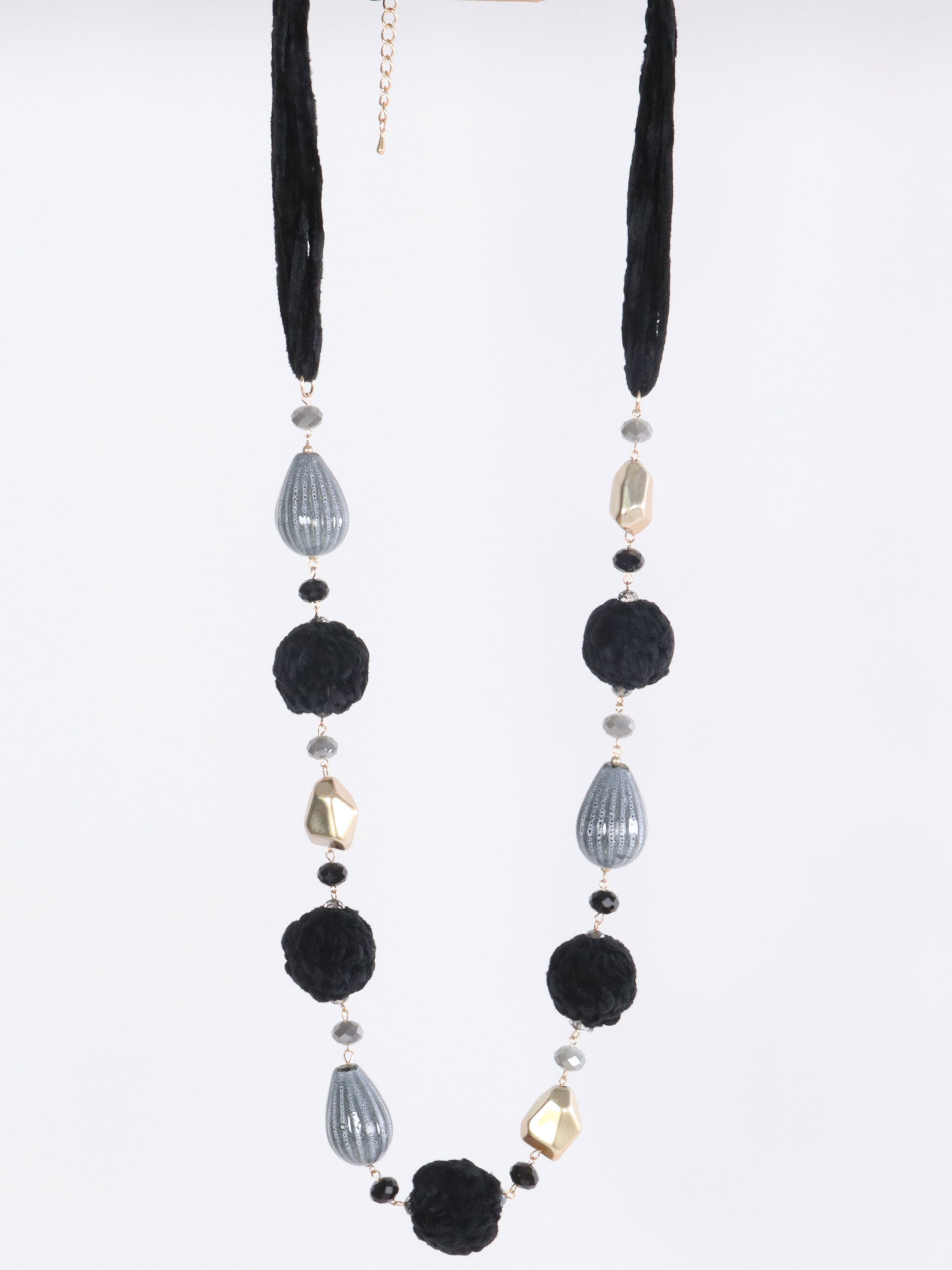 Slavica - Halskæde i velour med grå og guld perler