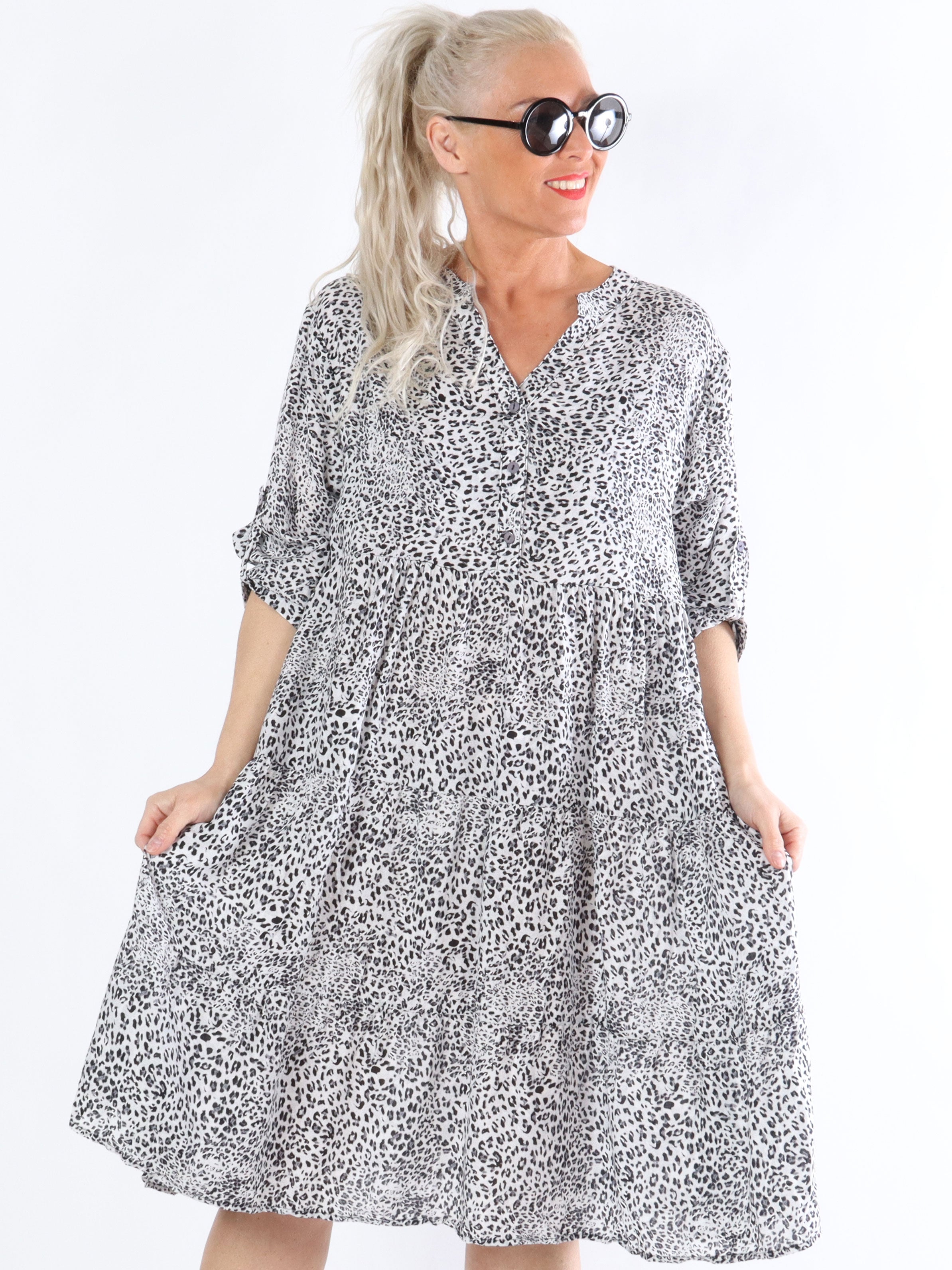 Smilla - Grå leopard kjole med flæselag